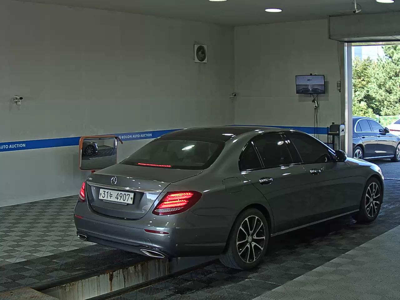 مرسيدس بنز E Class (5Th Gen) E300 Avantgarde Night Pack 2017 E300