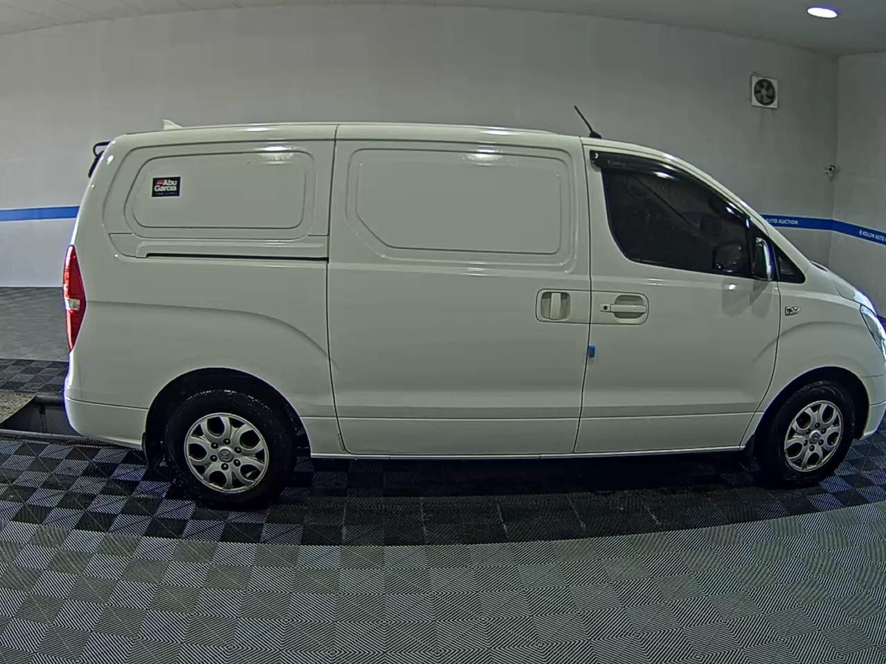 هيونداي جراند ستاركس 3 Seater ديزل فان Cvx ديلوكس 2015 VAN