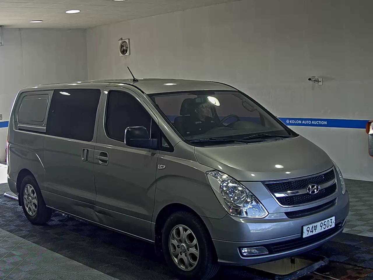 هيونداي جراند ستاركس 5 Seater ديزل فان Cvx لكجري 2016 VAN فاخر
