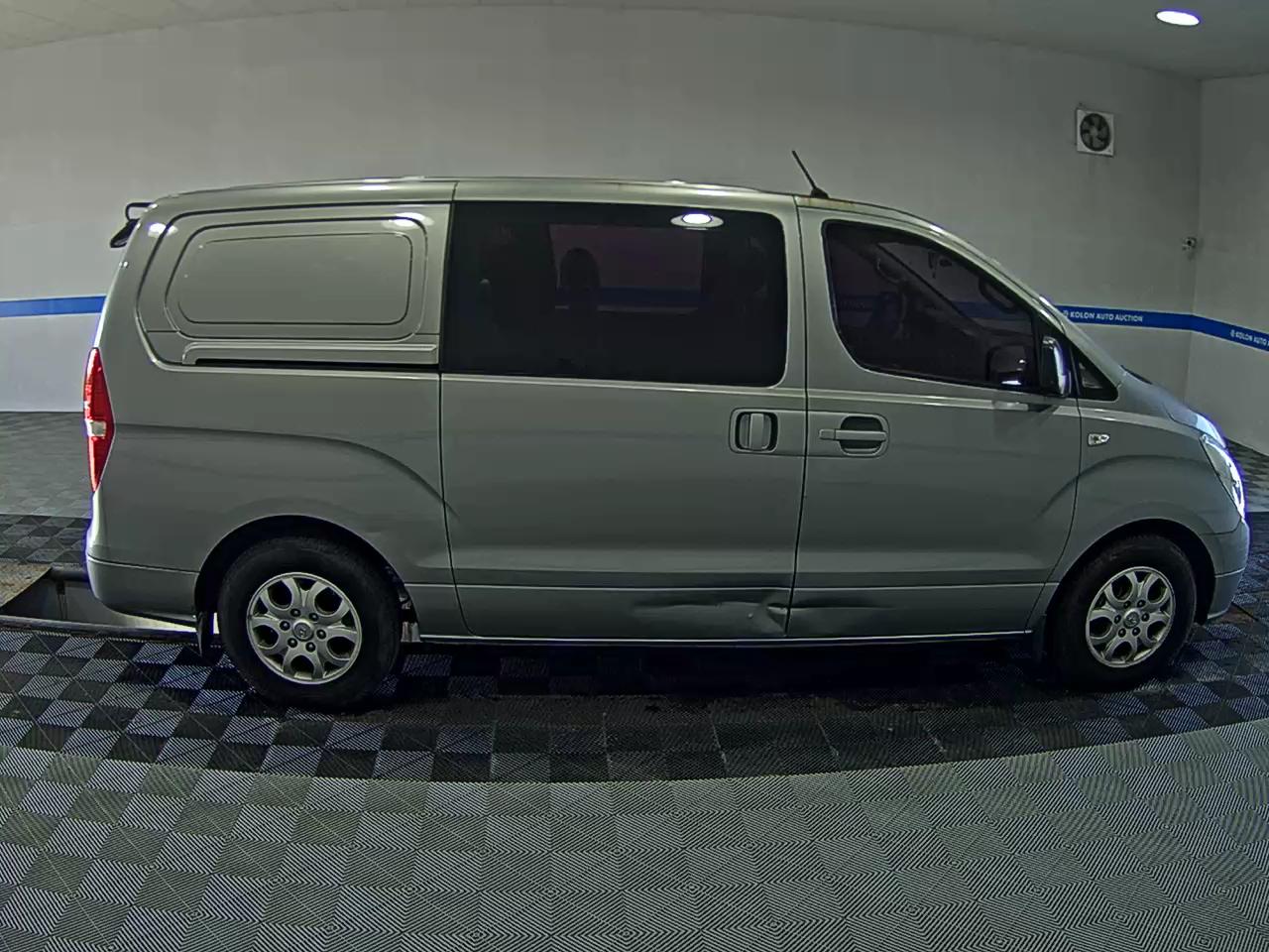 هيونداي جراند ستاركس 5 Seater ديزل فان Cvx لكجري 2016 VAN فاخر