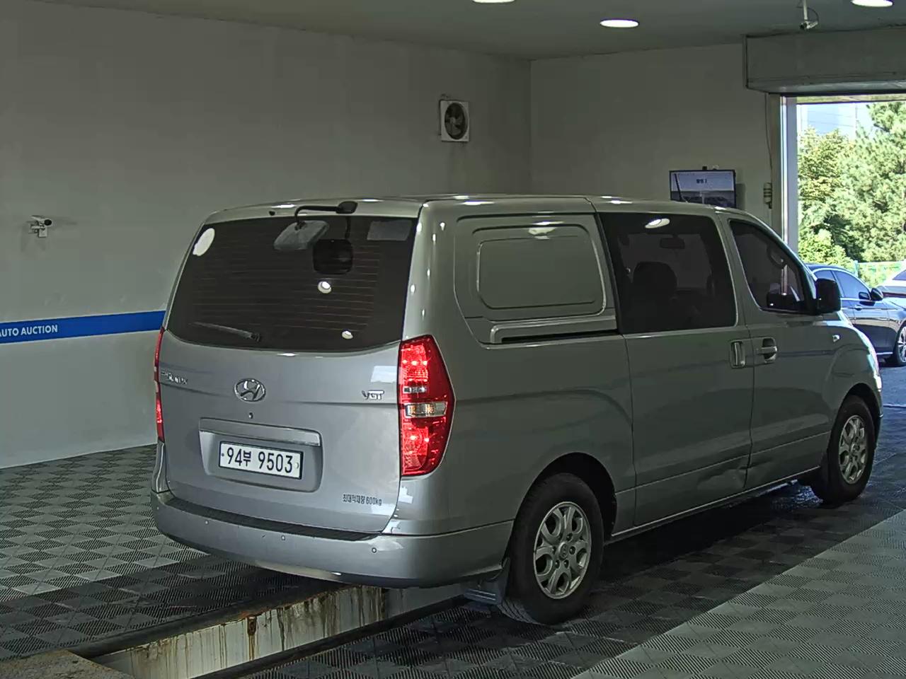 هيونداي جراند ستاركس 5 Seater ديزل فان Cvx لكجري 2016 VAN فاخر