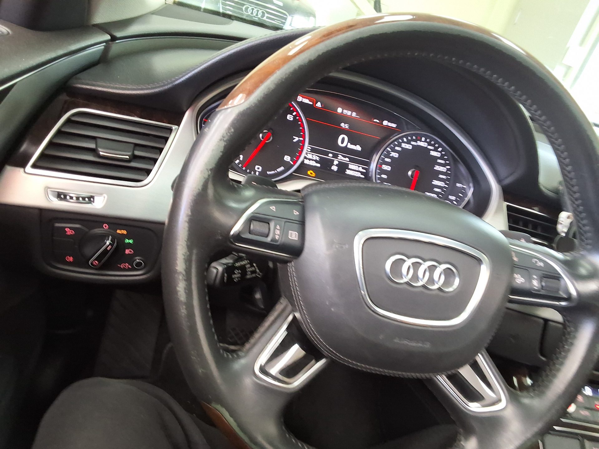 أودي إيه 8 (3Rd Gen) 4.0 Tfsi كواترو Lwb 5 Seat 2013