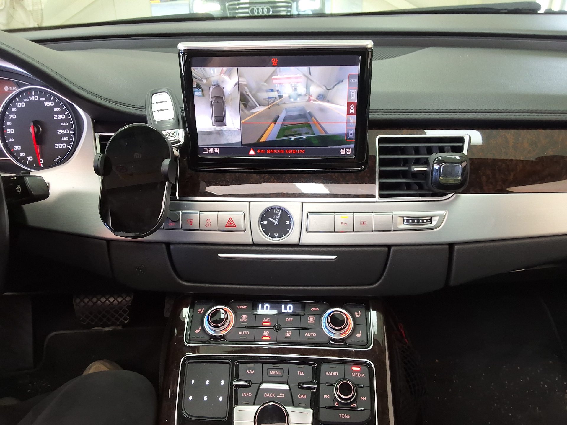 أودي إيه 8 (3Rd Gen) 4.0 Tfsi كواترو Lwb 5 Seat 2013