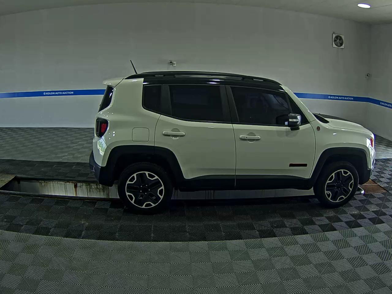 جيب رينيجيد 2.0 ديزل دفع كلي Trailhawk 2017 دفع رباعي