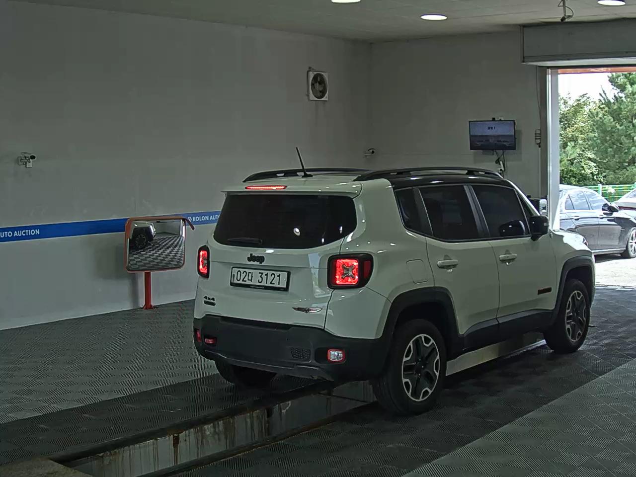 جيب رينيجيد 2.0 ديزل دفع كلي Trailhawk 2017 دفع رباعي