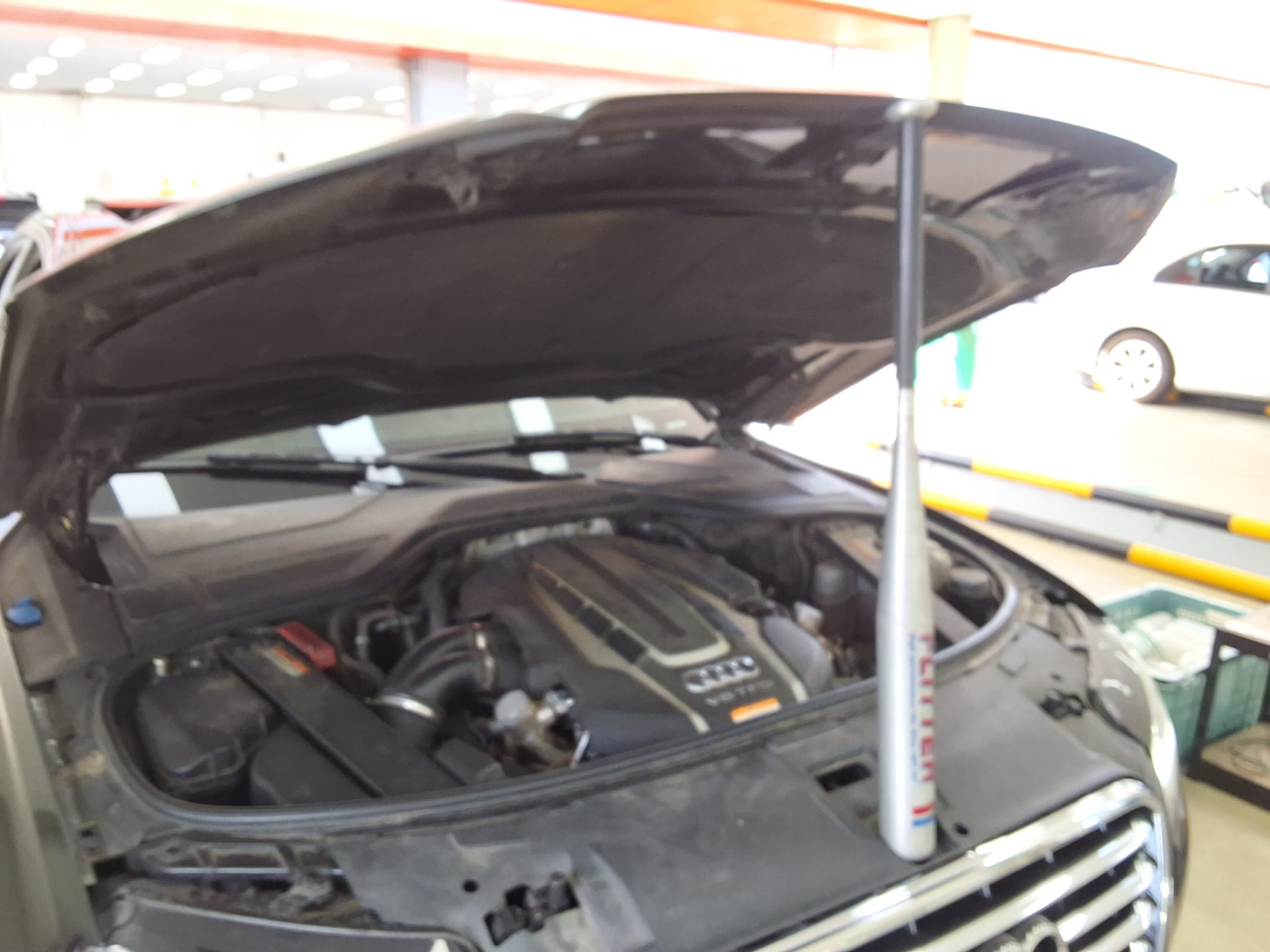 أودي إيه 8 (3Rd Gen) 4.0 Tfsi كواترو Lwb 5 Seat 2013