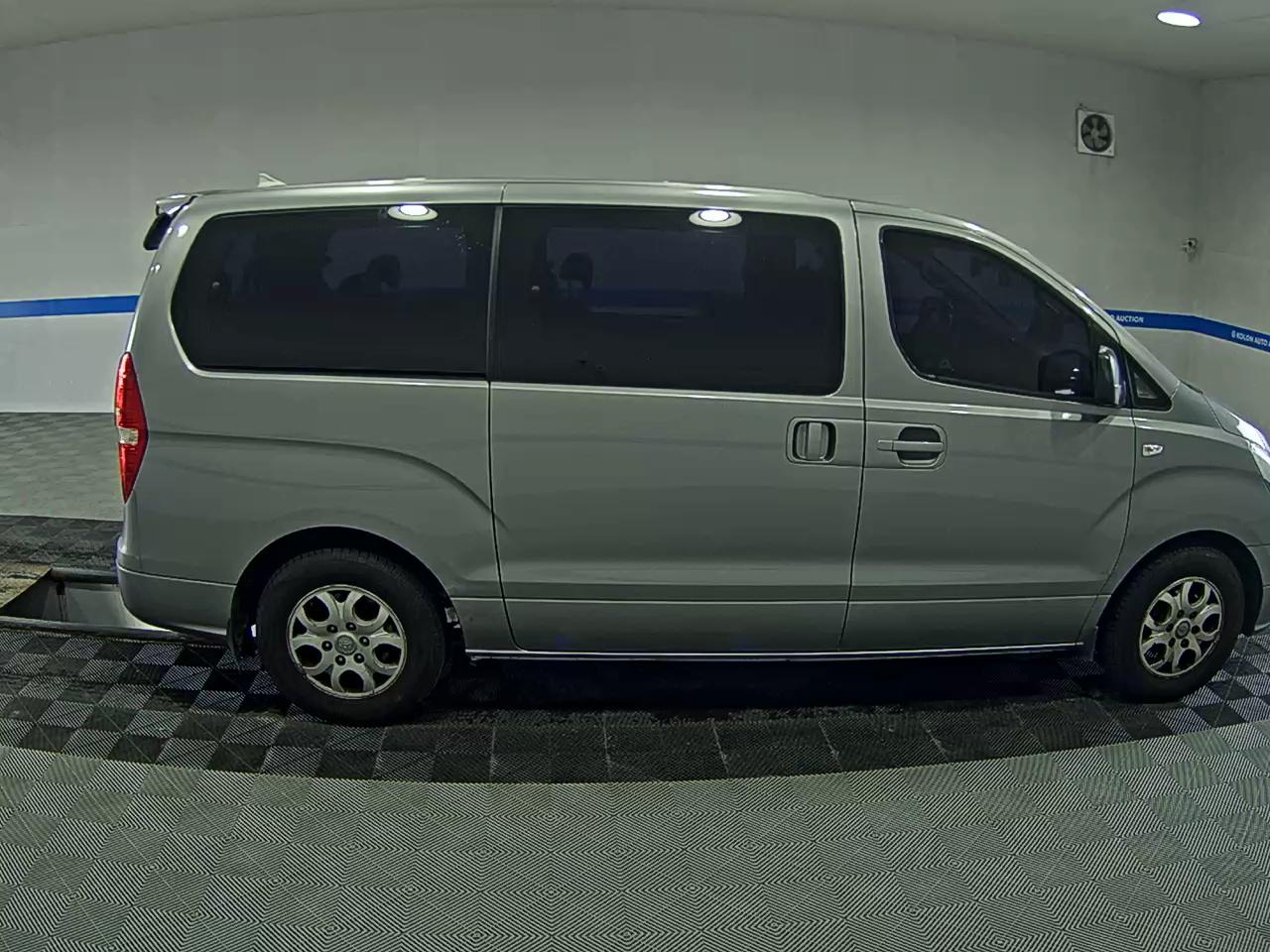 هيونداي جراند ستاركس 11 Seater ديزل Cvx لكجري 2012 فاخر
