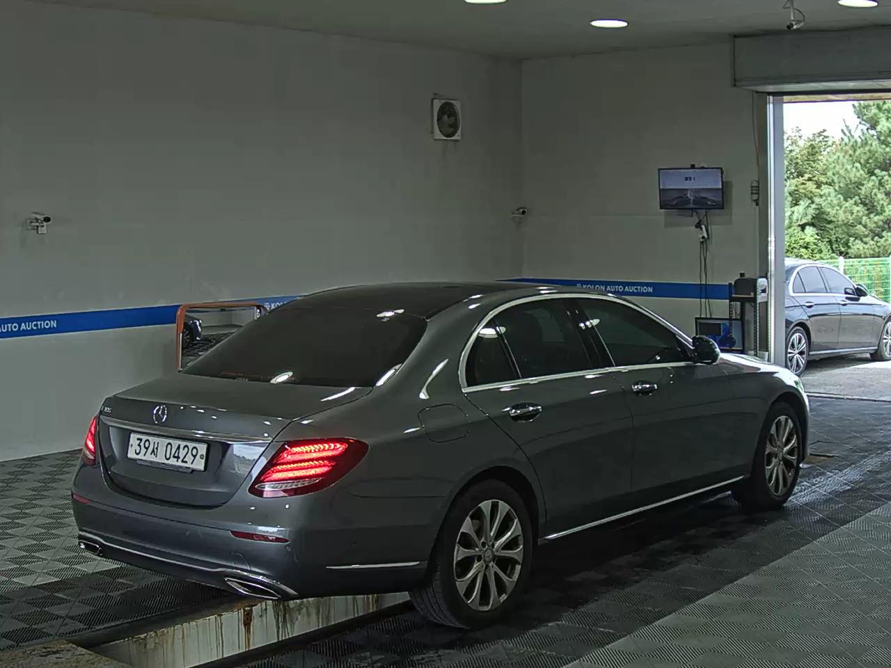 مرسيدس بنز E Class (5Th Gen) E300 إكسكلوسيف 2017 إكسكلوسيف