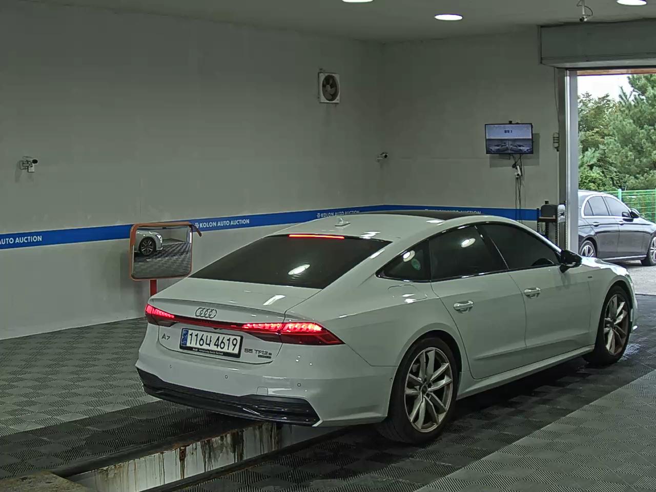 أودي إيه 7 (2Nd Gen) 55 Tfsi E كواترو بريميوم 2023 بريميوم