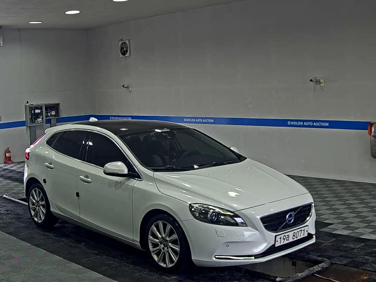 فولفو V40 (2Nd Gen) D2 بريميوم 2015 بريميوم
