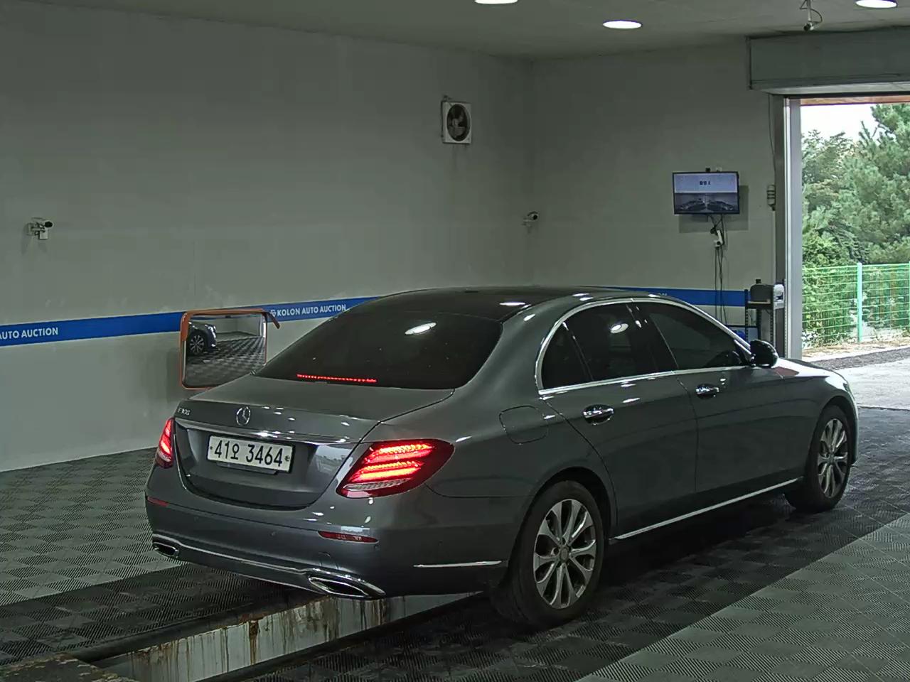 مرسيدس بنز E Class (5Th Gen) E300 إكسكلوسيف 2017 إكسكلوسيف