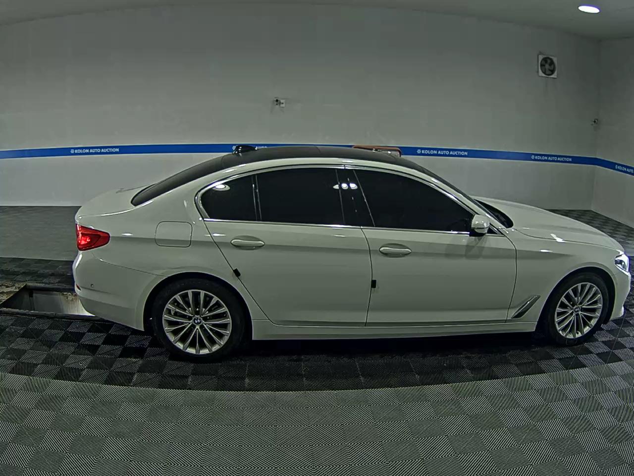 بي إم دبليو 5 Series (7Th Gen) 520D لكجري Line بلس 2019 فاخر LINE PLUS