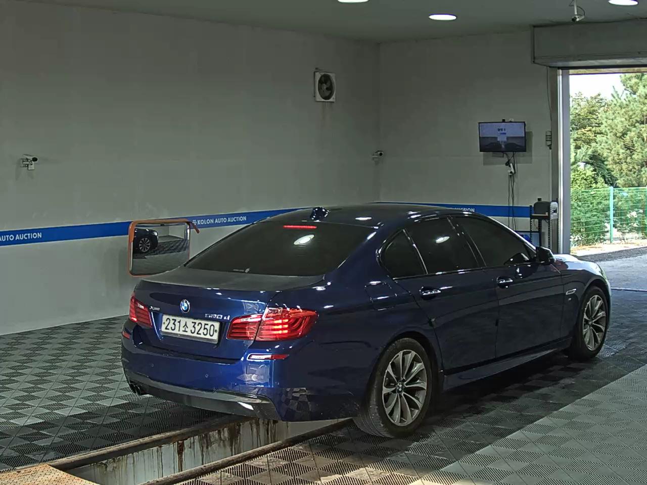 بي إم دبليو 5 Series (6Th Gen) 520D إكس درايف M Aerodynamic 2016 520d