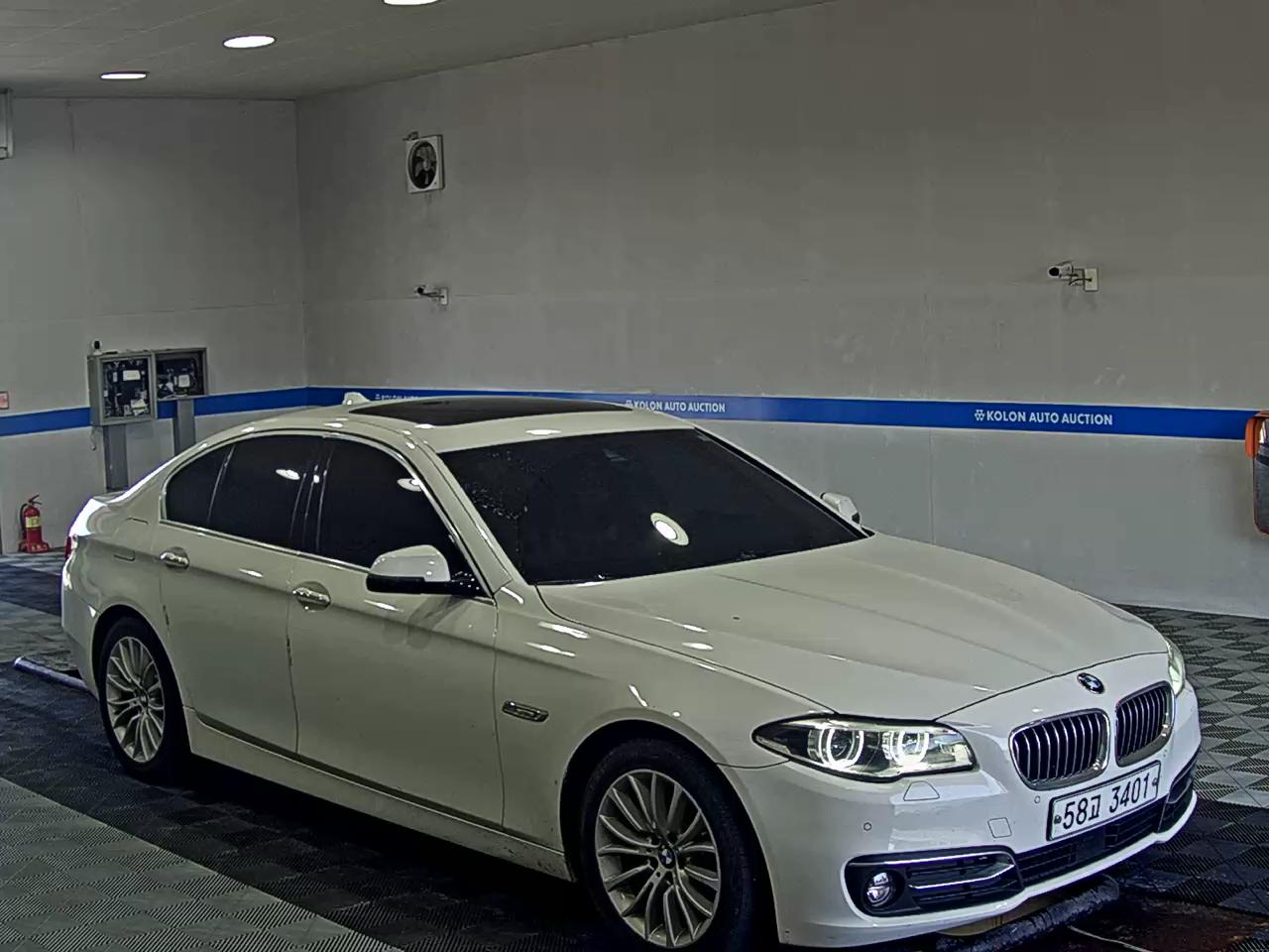 بي إم دبليو 5 Series (6Th Gen) 520D إكس درايف لكجري Line بلس 2016 فاخر LINE PLUS
