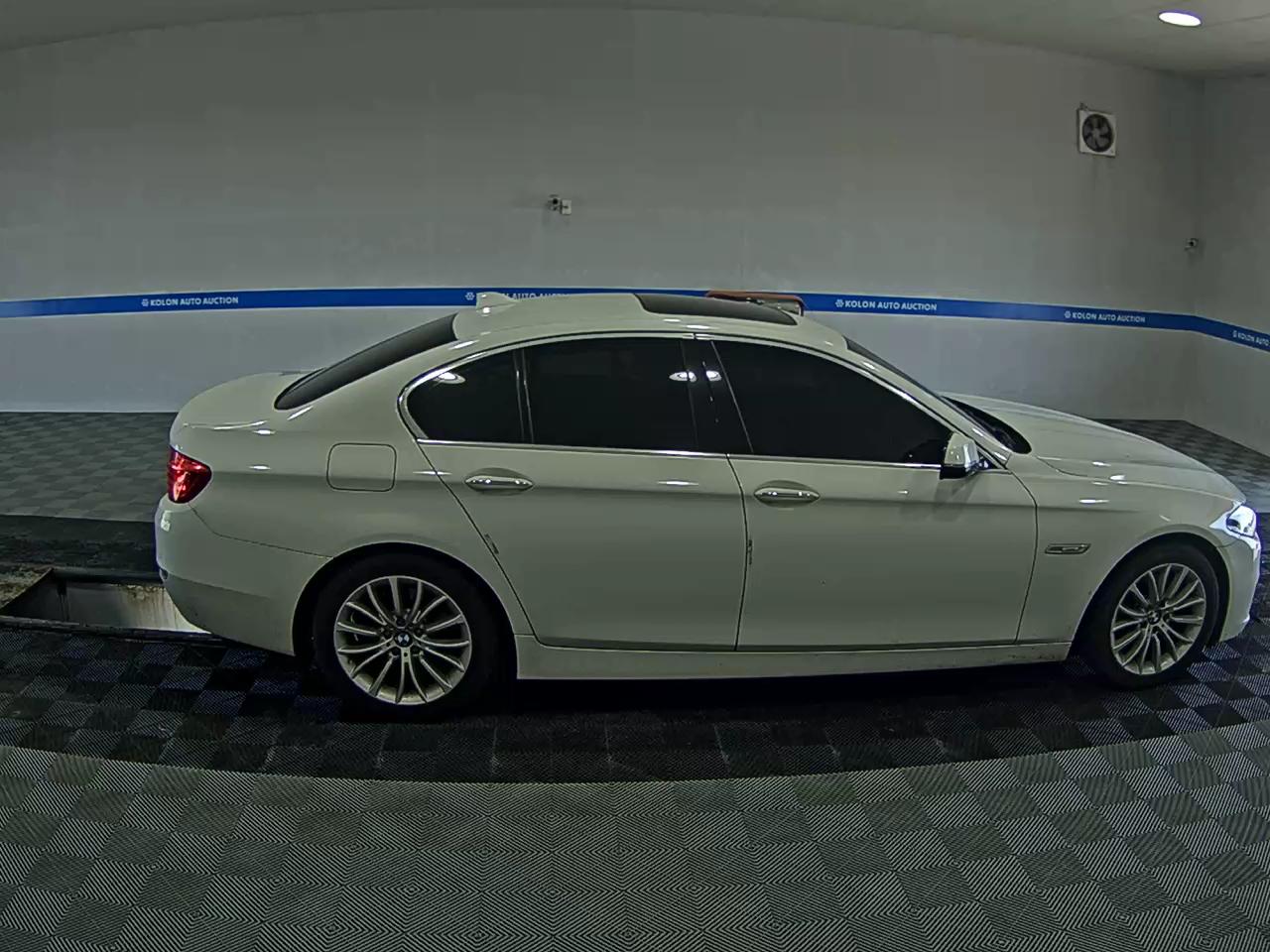 بي إم دبليو 5 Series (6Th Gen) 520D إكس درايف لكجري Line بلس 2016 فاخر LINE PLUS