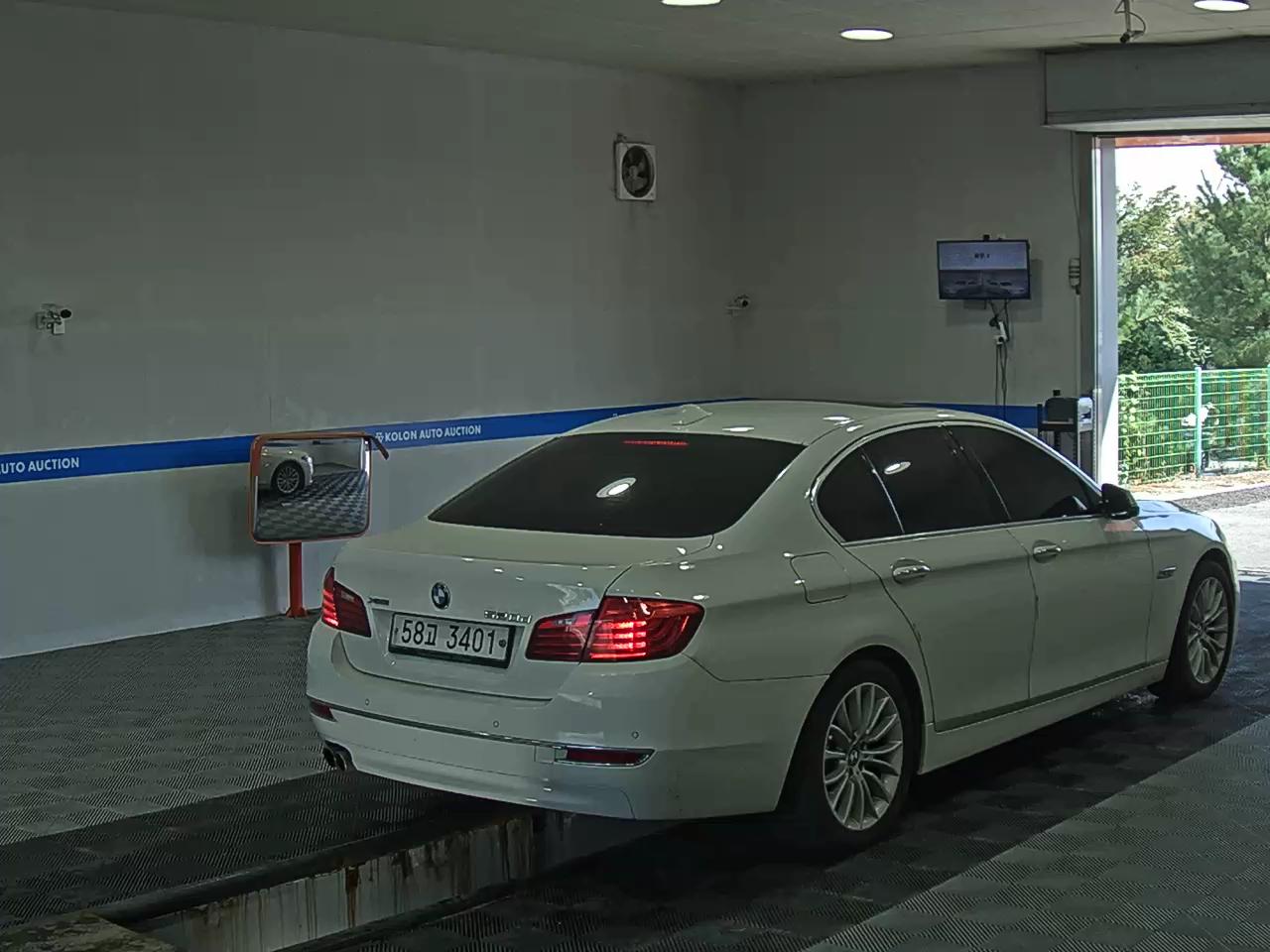 بي إم دبليو 5 Series (6Th Gen) 520D إكس درايف لكجري Line بلس 2016 فاخر LINE PLUS