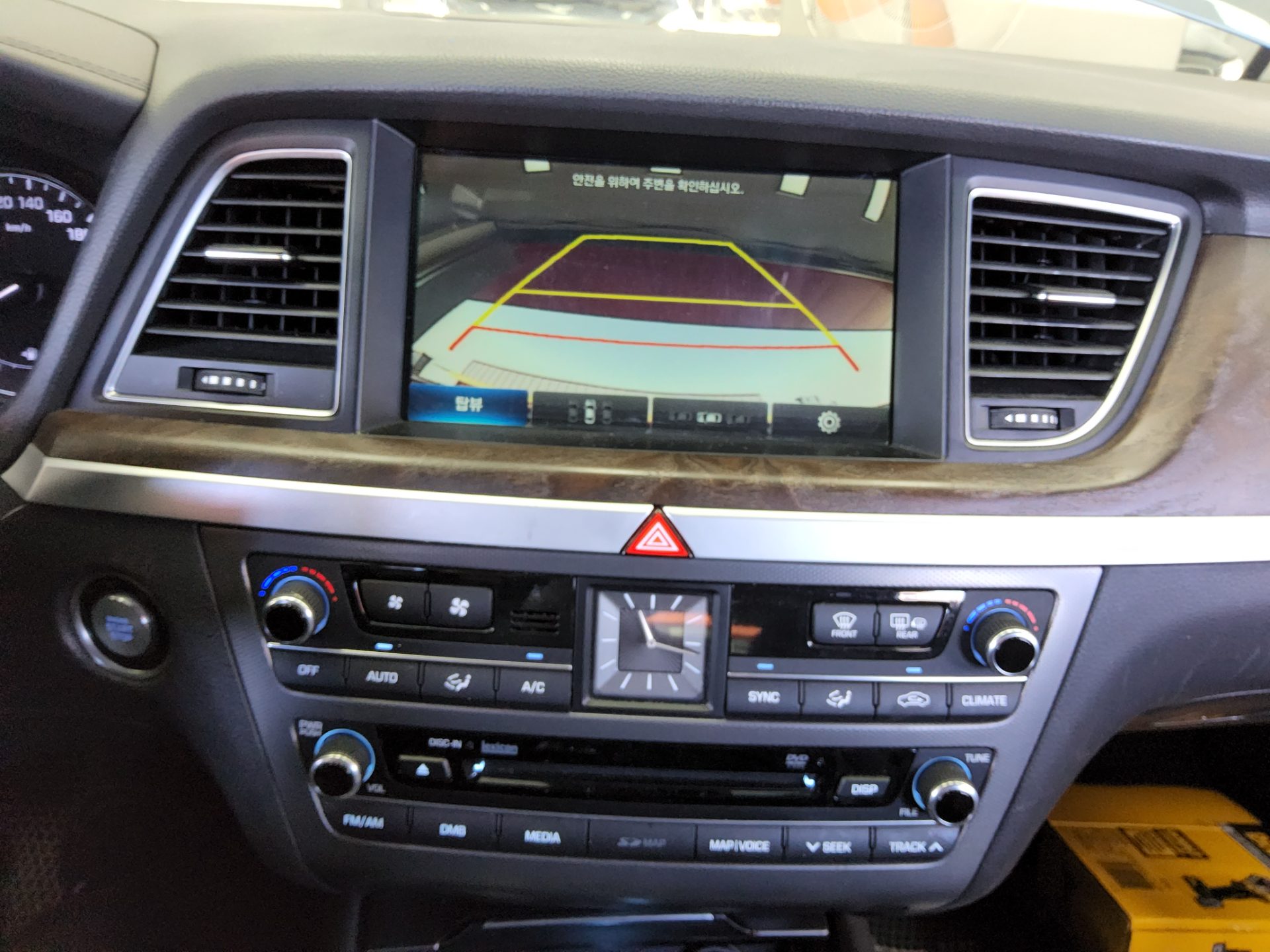 هيونداي جينيسيس Dh G330 دفع كلي بريميوم 2015 دفع رباعي بريميوم