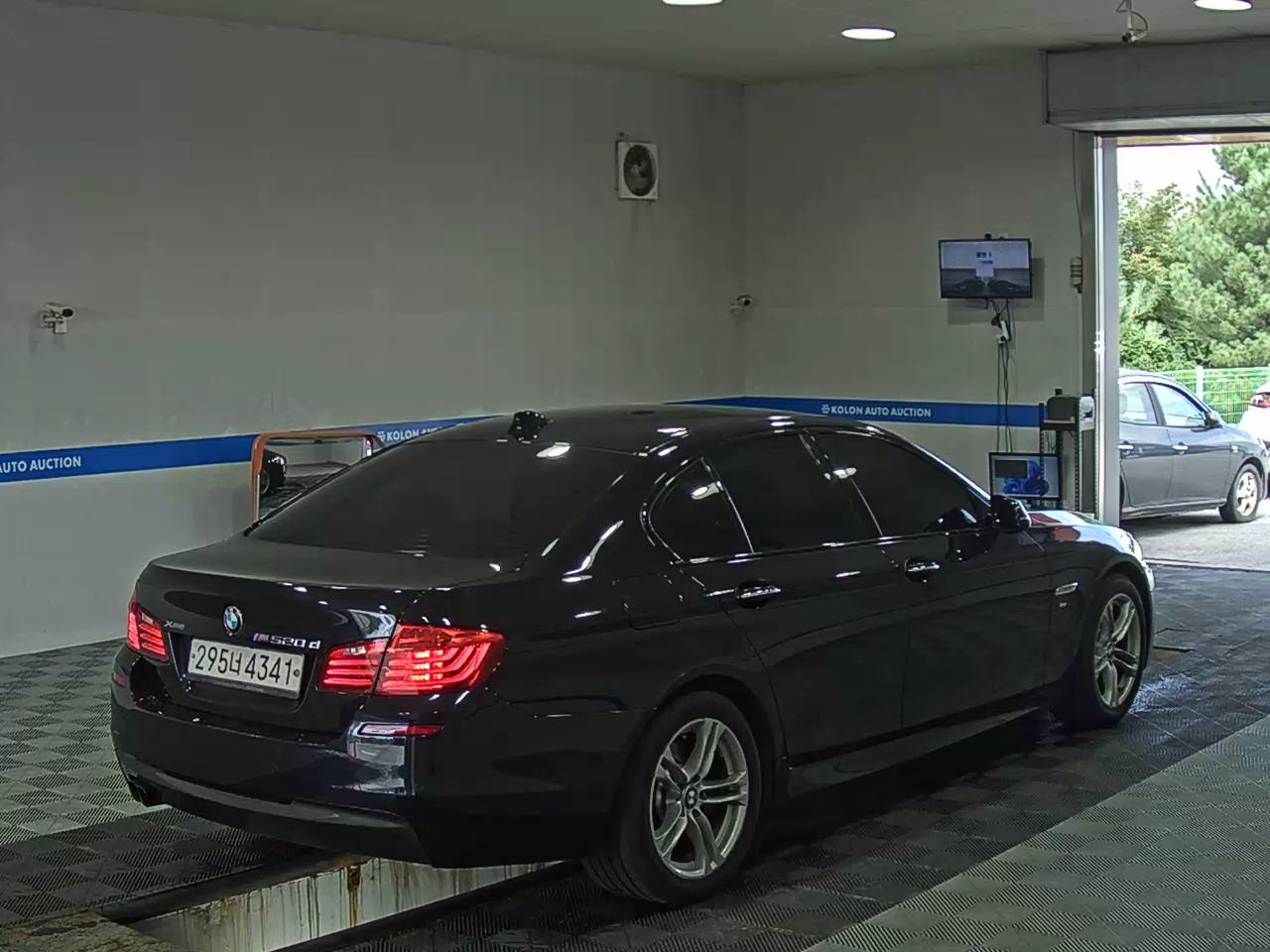 بي إم دبليو 5 Series (6Th Gen) 520D M Aerodynamic Pro 2016 520d