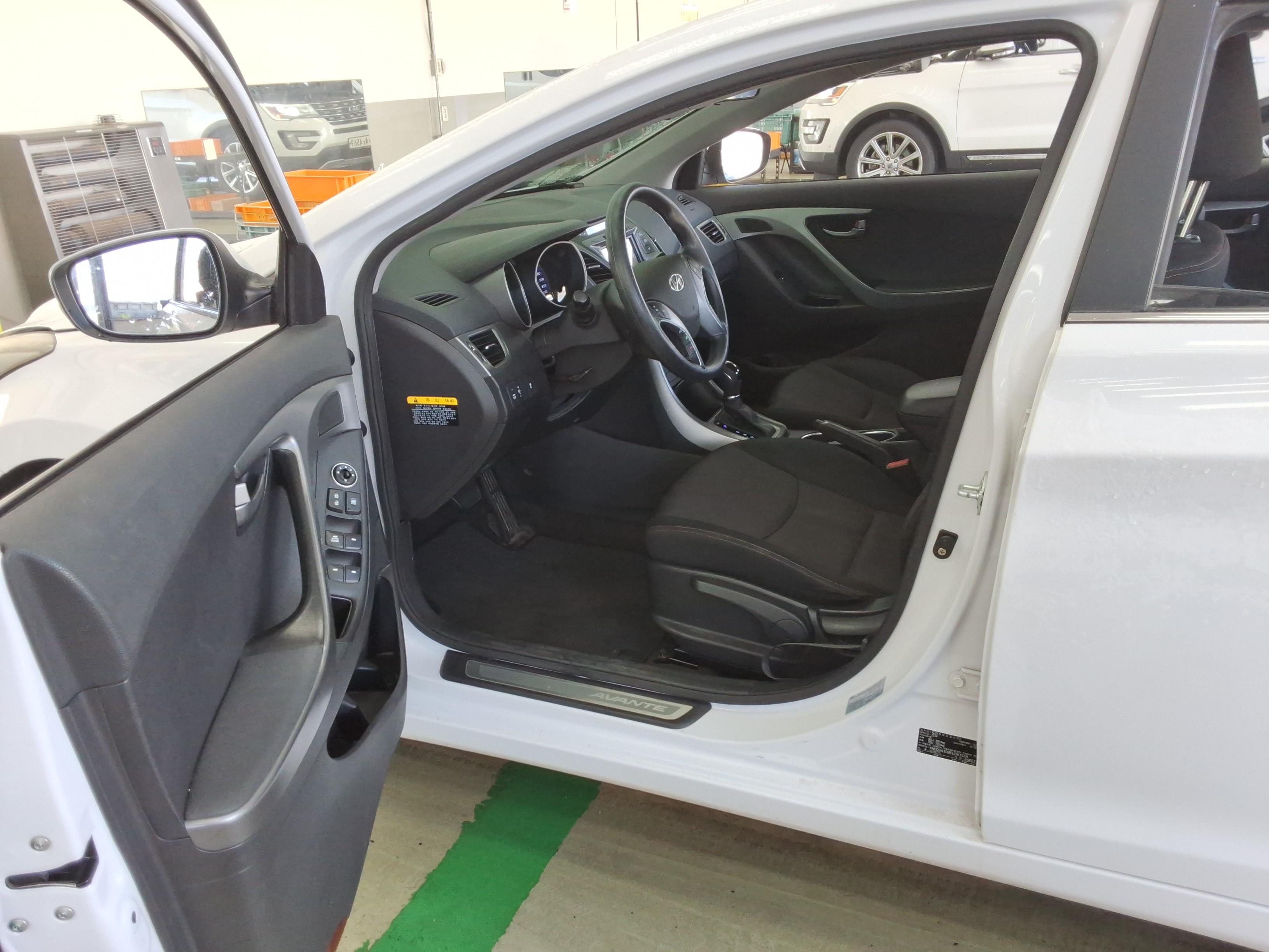 Hyundai Elantra 2015 - Image 9