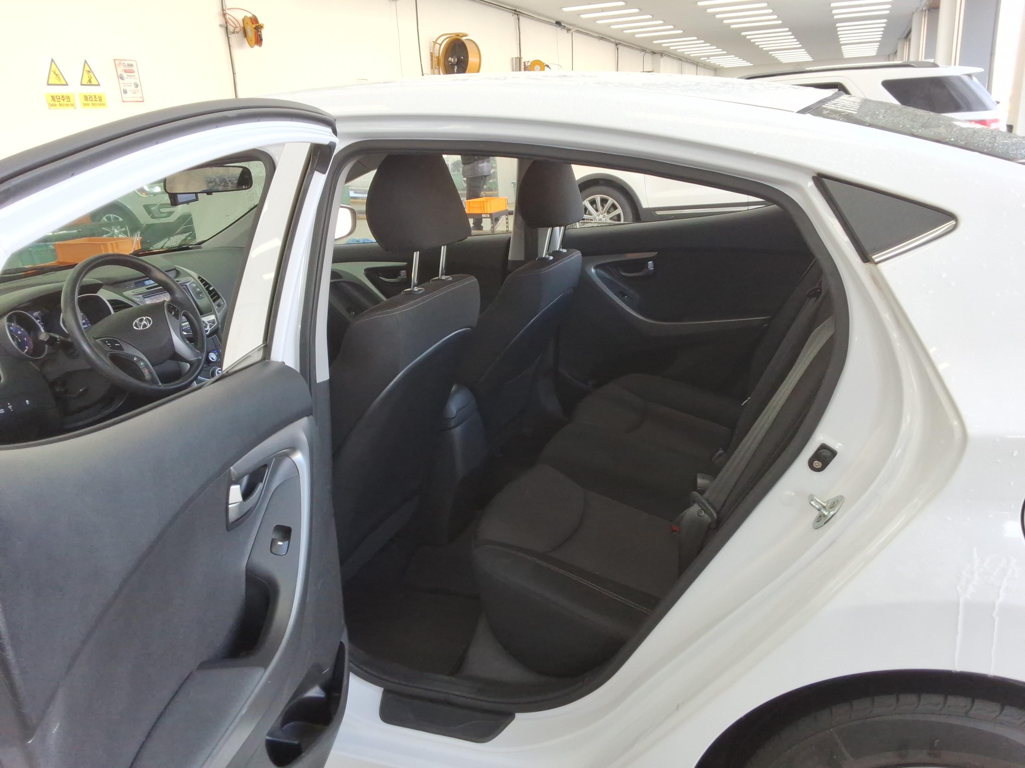 Hyundai Elantra 2015 - Image 10