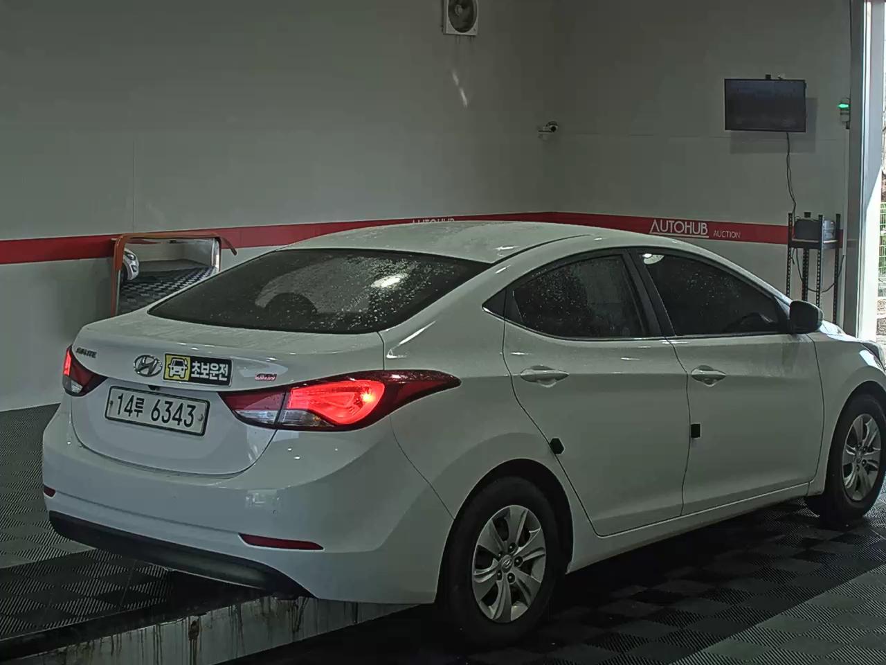 Hyundai Elantra 2015 - Image 4
