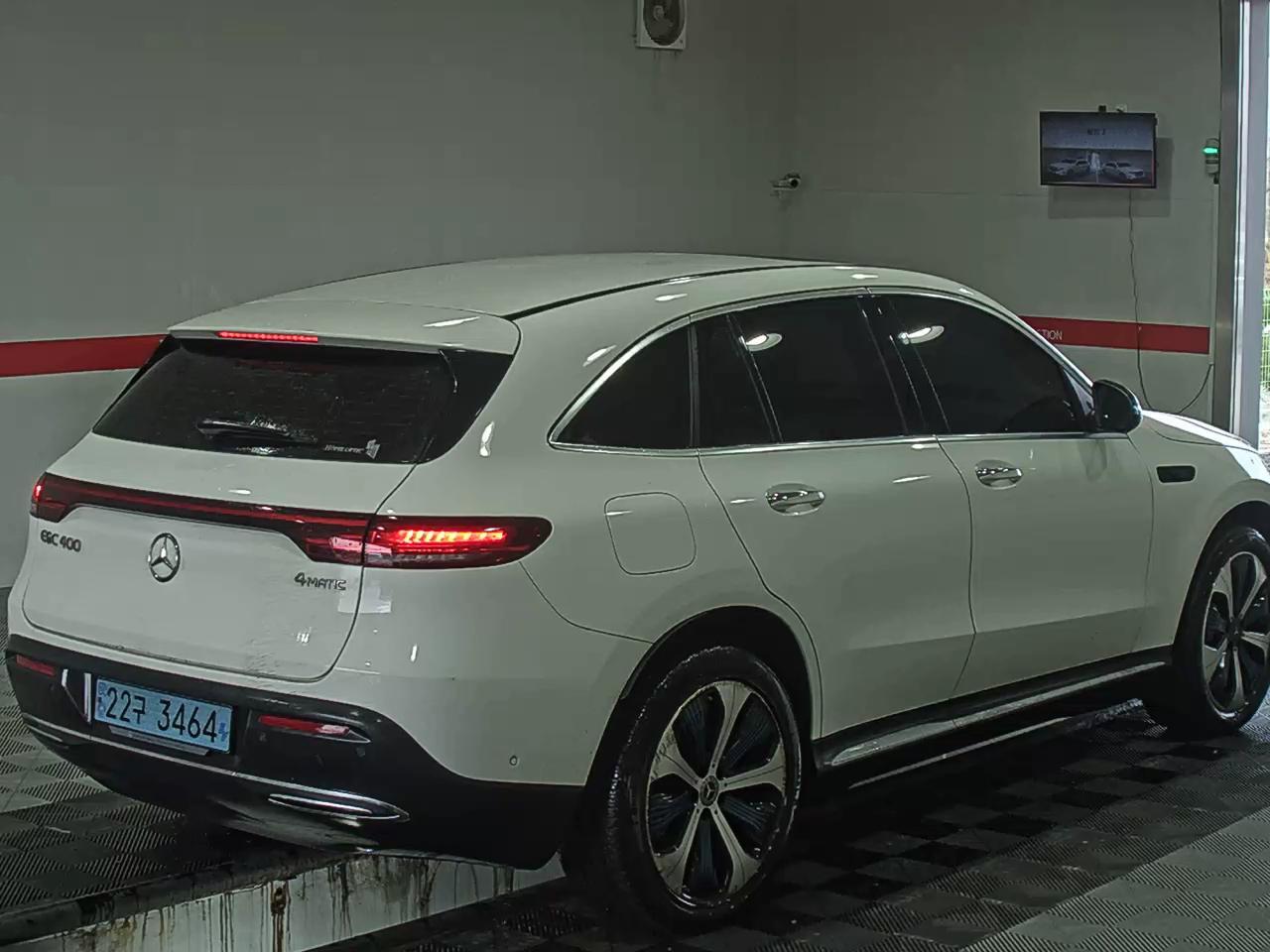 مرسيدس بنز EQC - 4