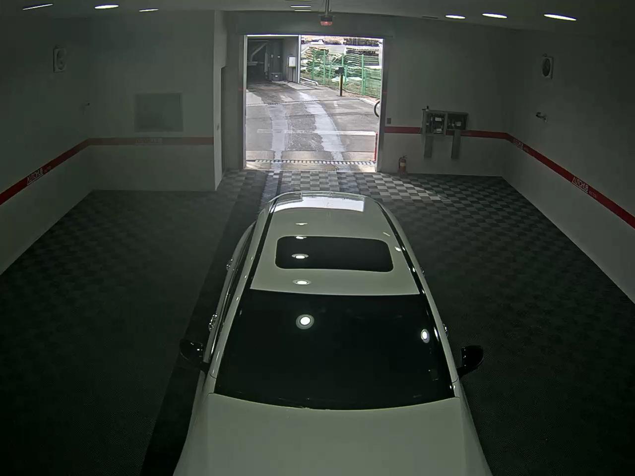 مرسيدس بنز EQC - 6