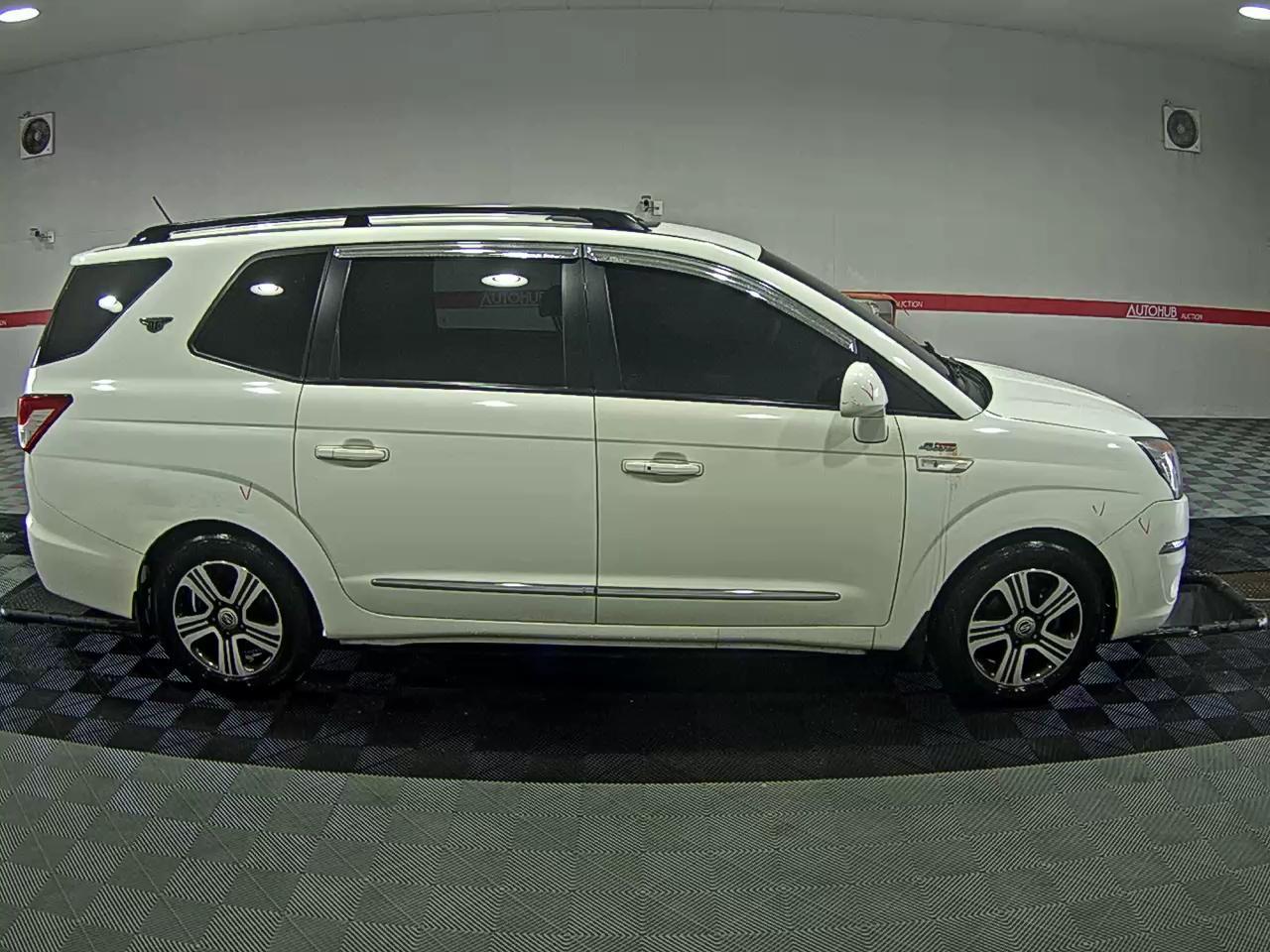 سانج يونج كوراندو توريزمو 2015 - صورة 3