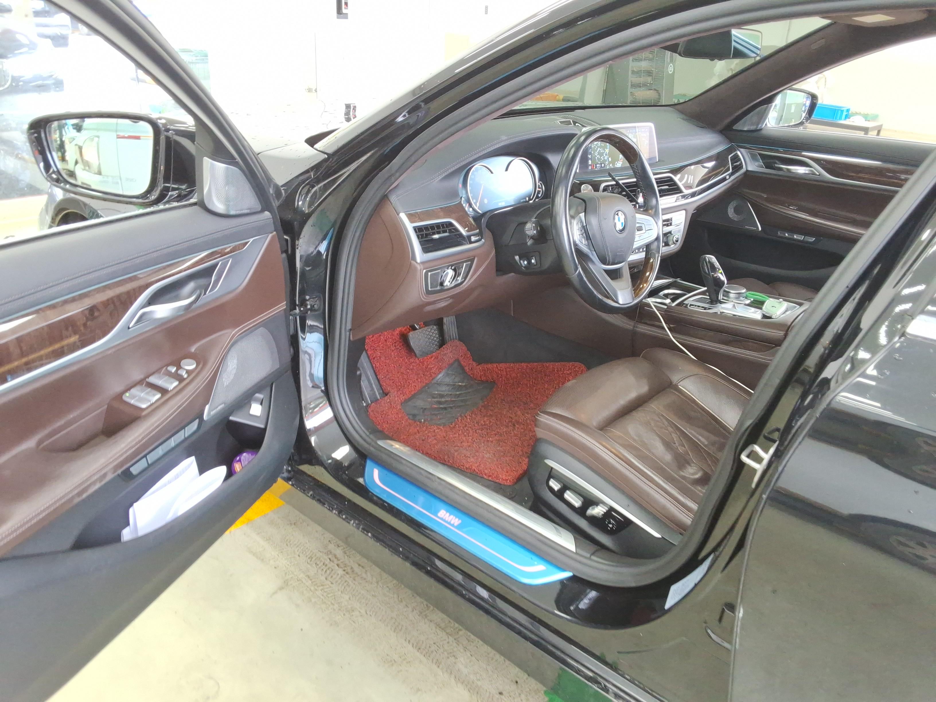 BMW 7 Series - 10