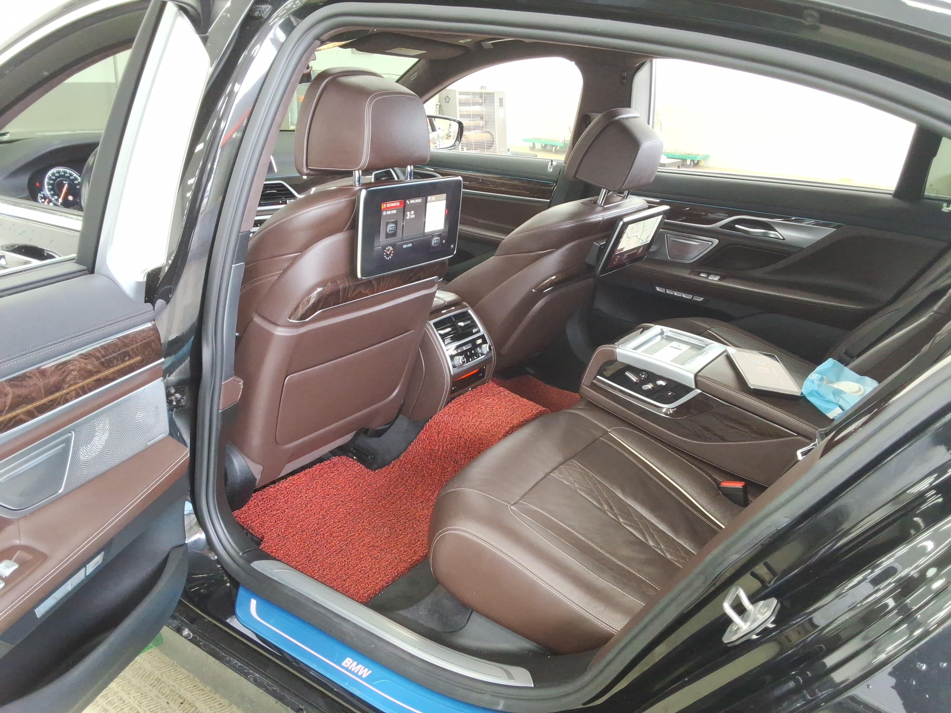 BMW 7 Series - 12