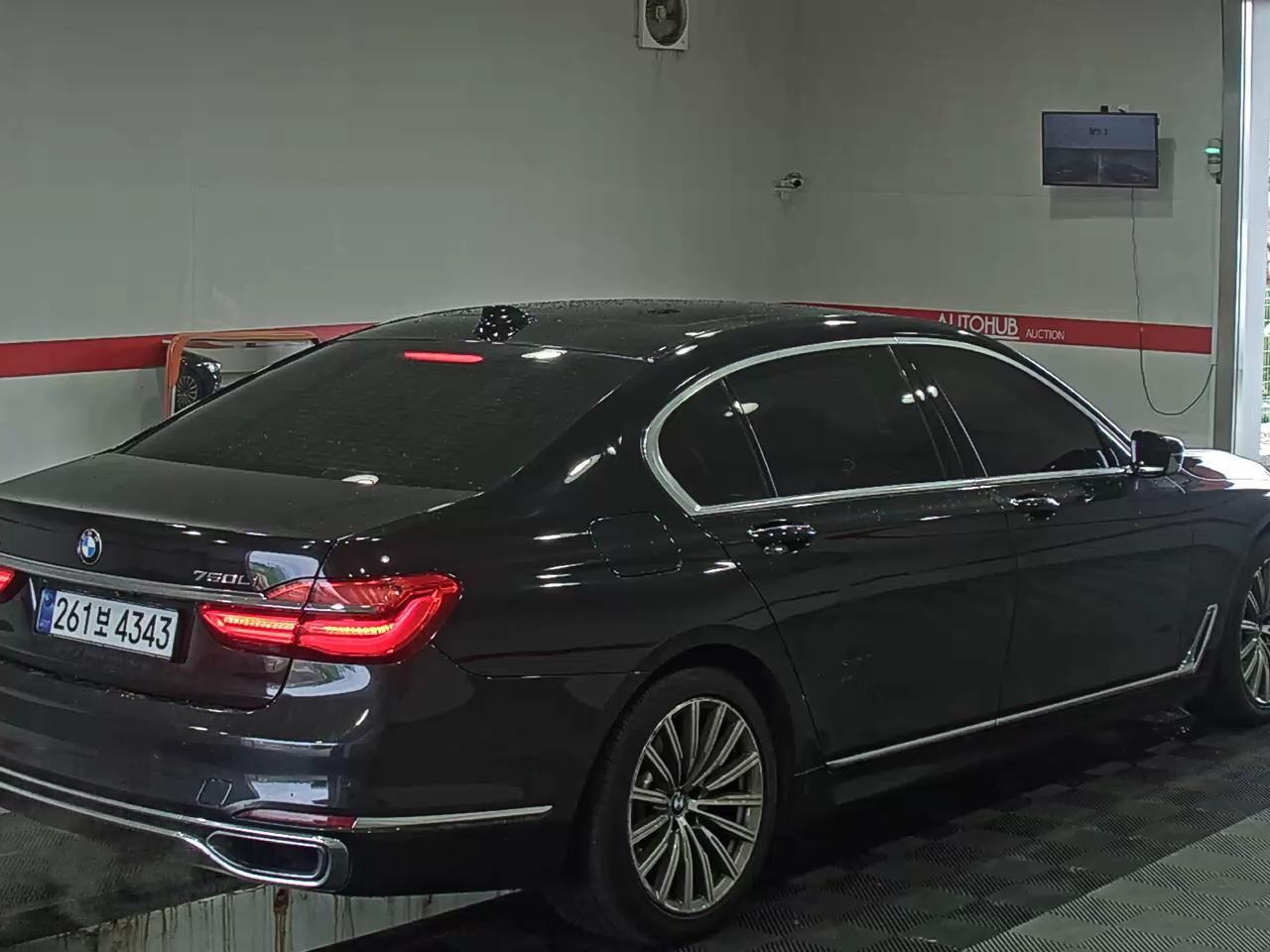 BMW 7 Series - 4
