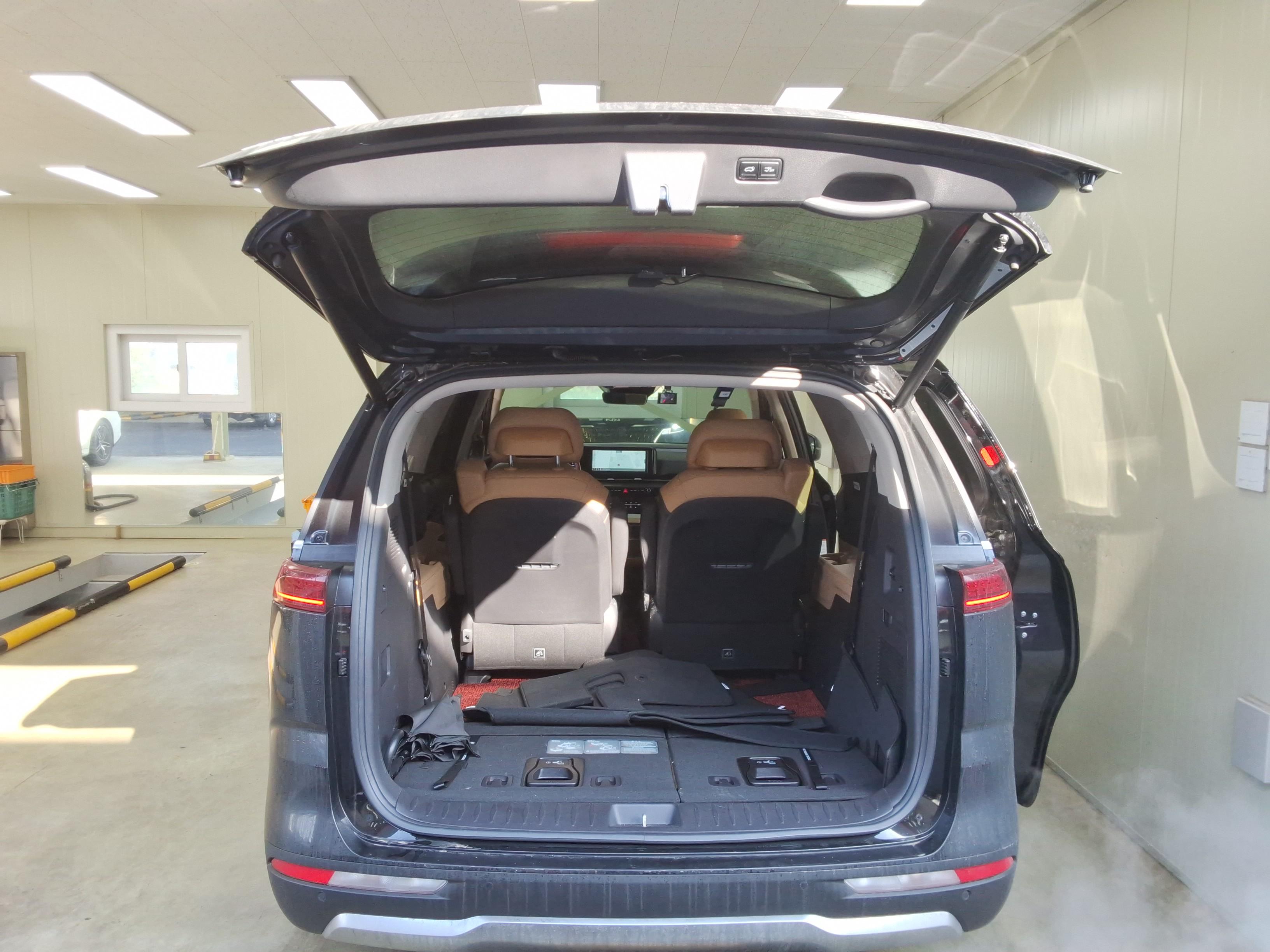 Kia Carnival - 12