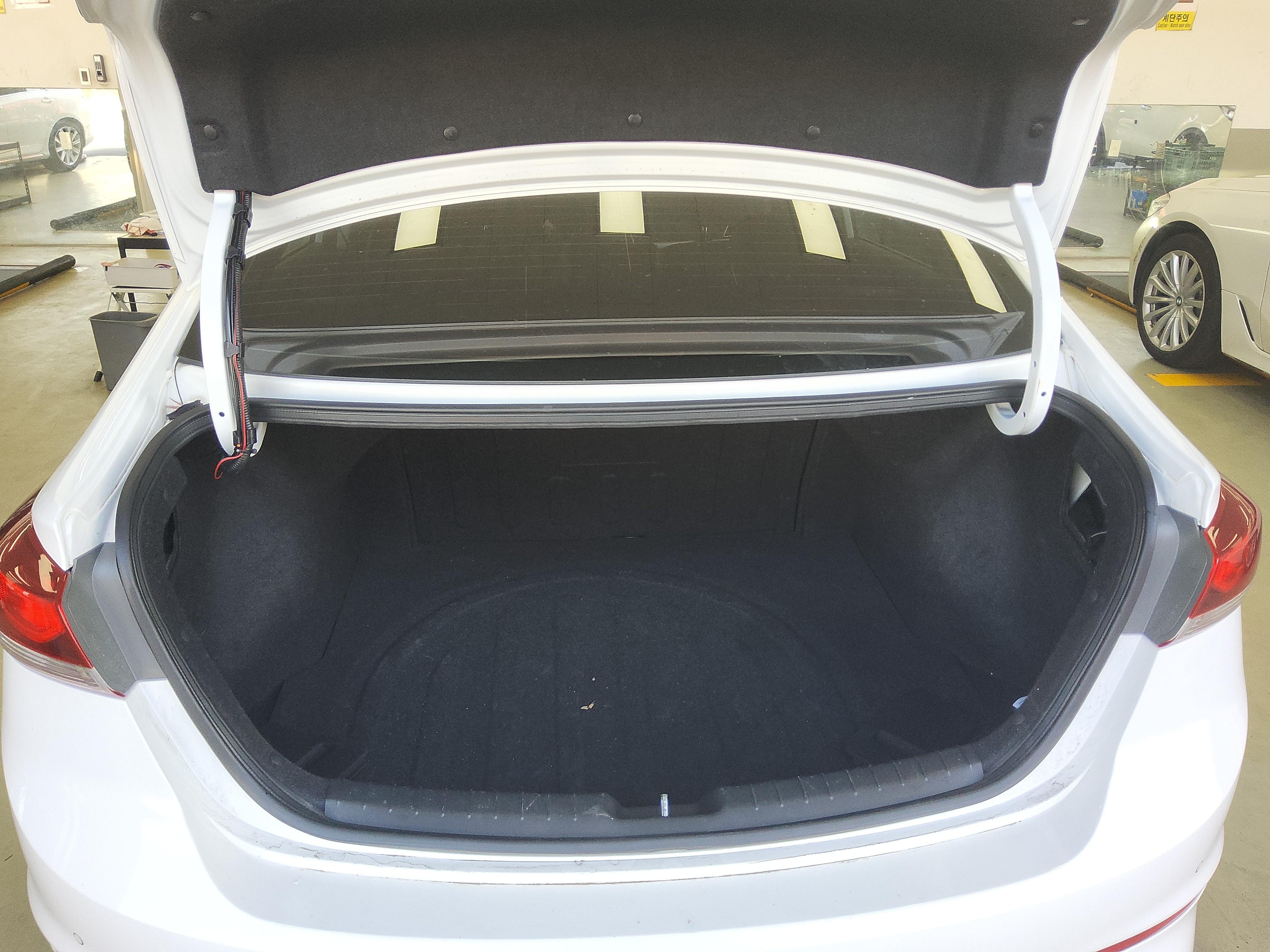 Hyundai Elantra 2017 - Image 14