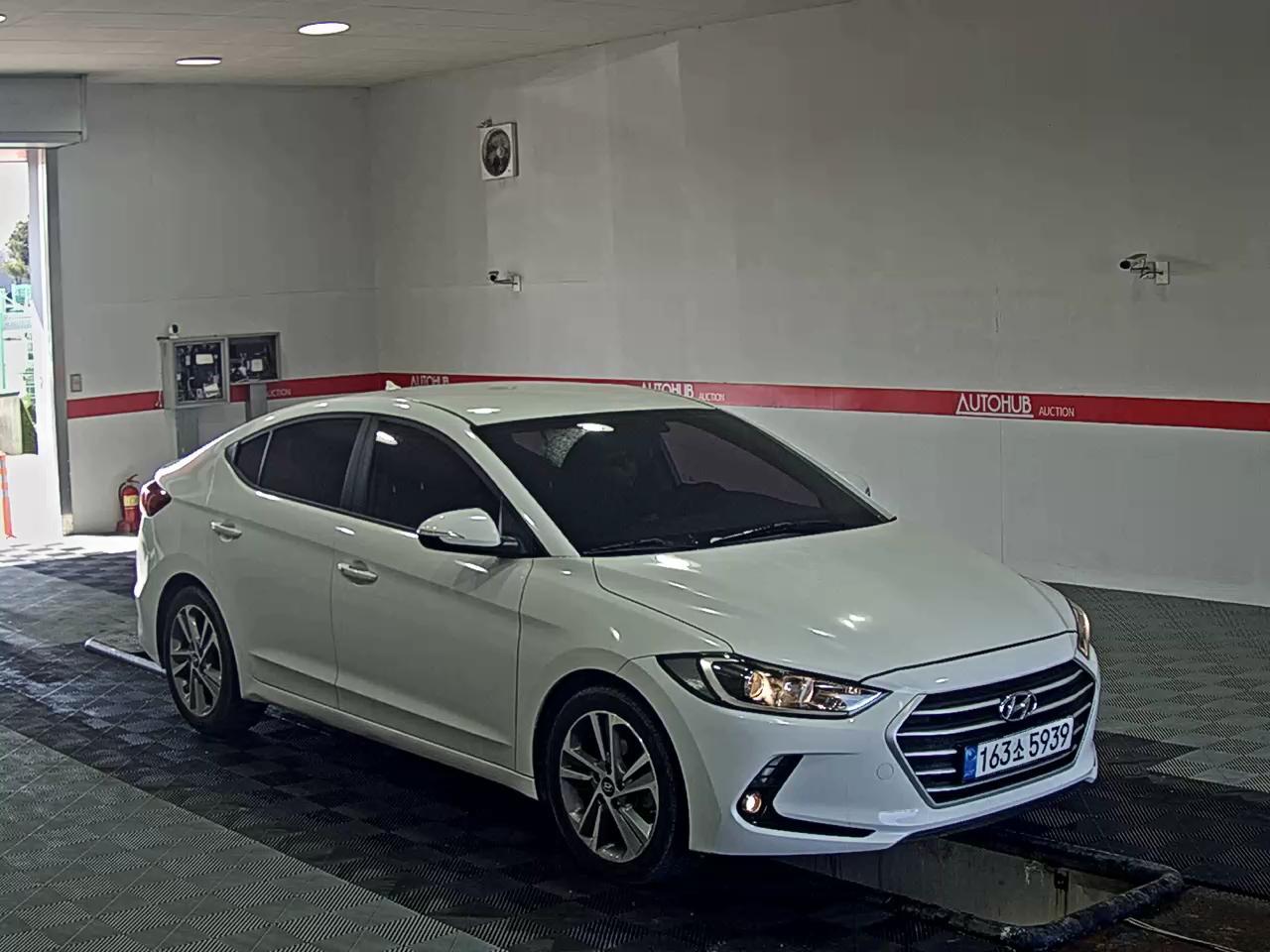 Hyundai Elantra 2017 - Image 2