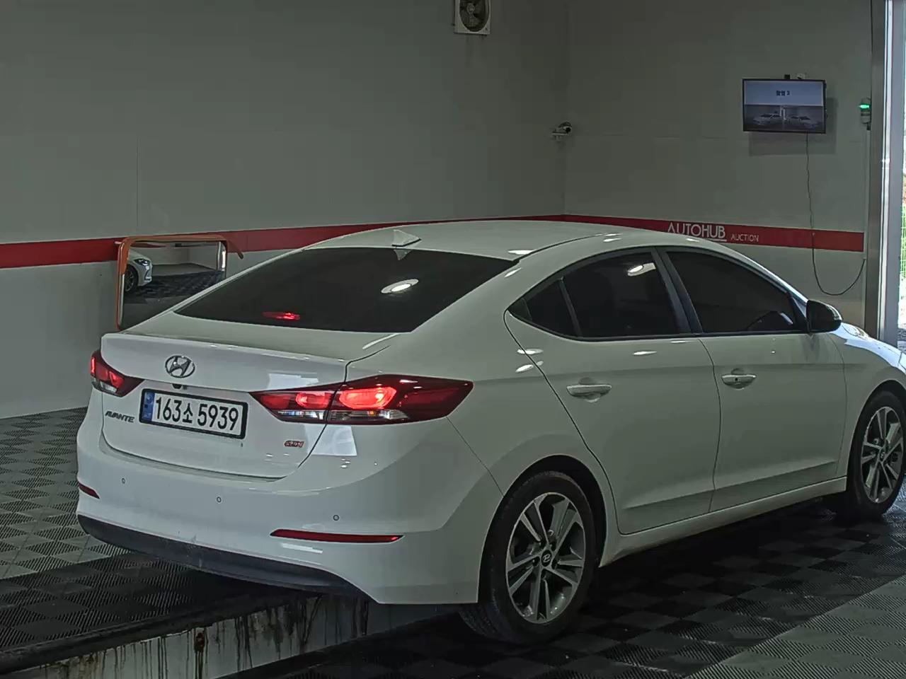 Hyundai Elantra 2017 - Image 4