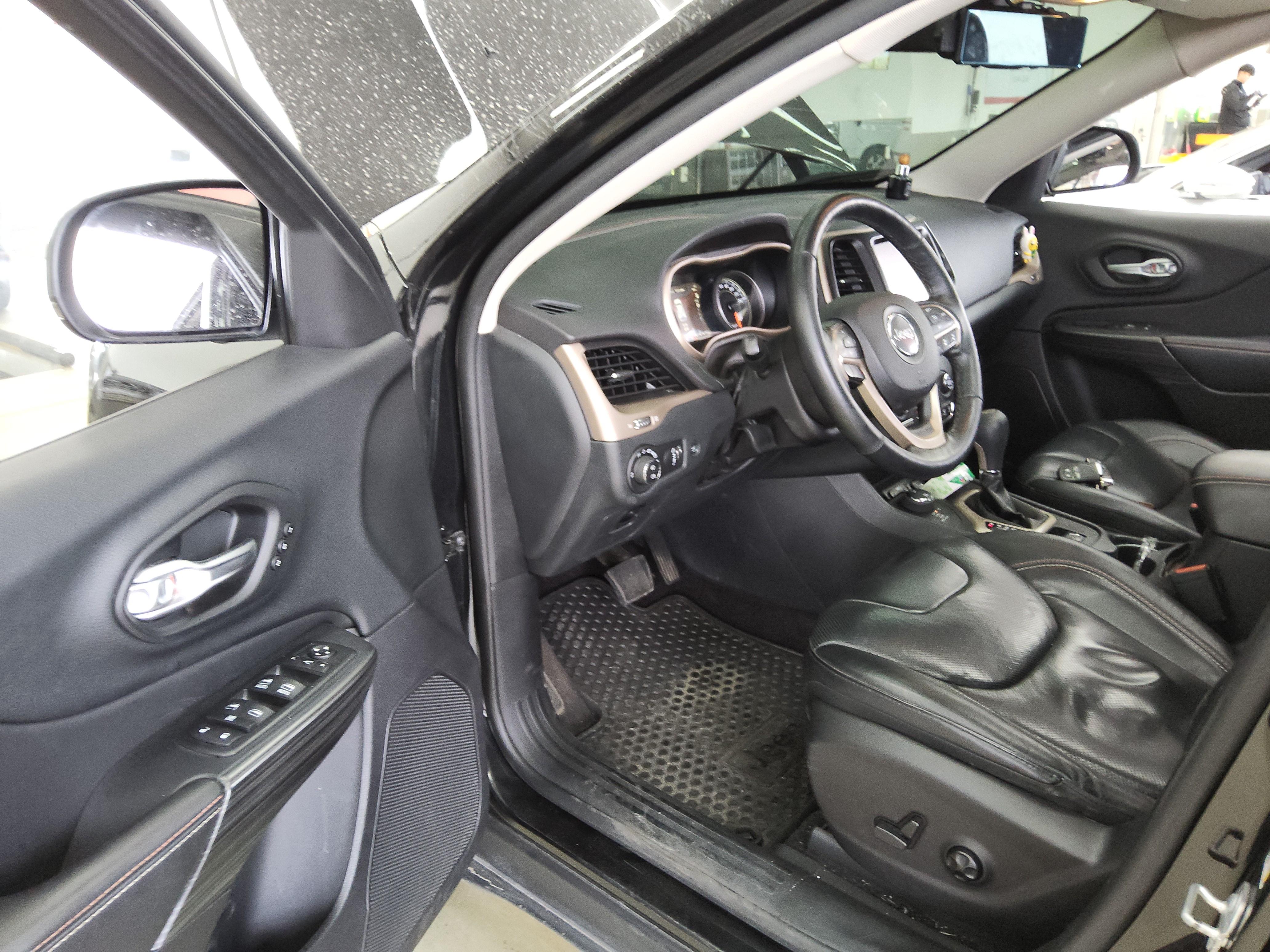 Jeep Cherokee - 10