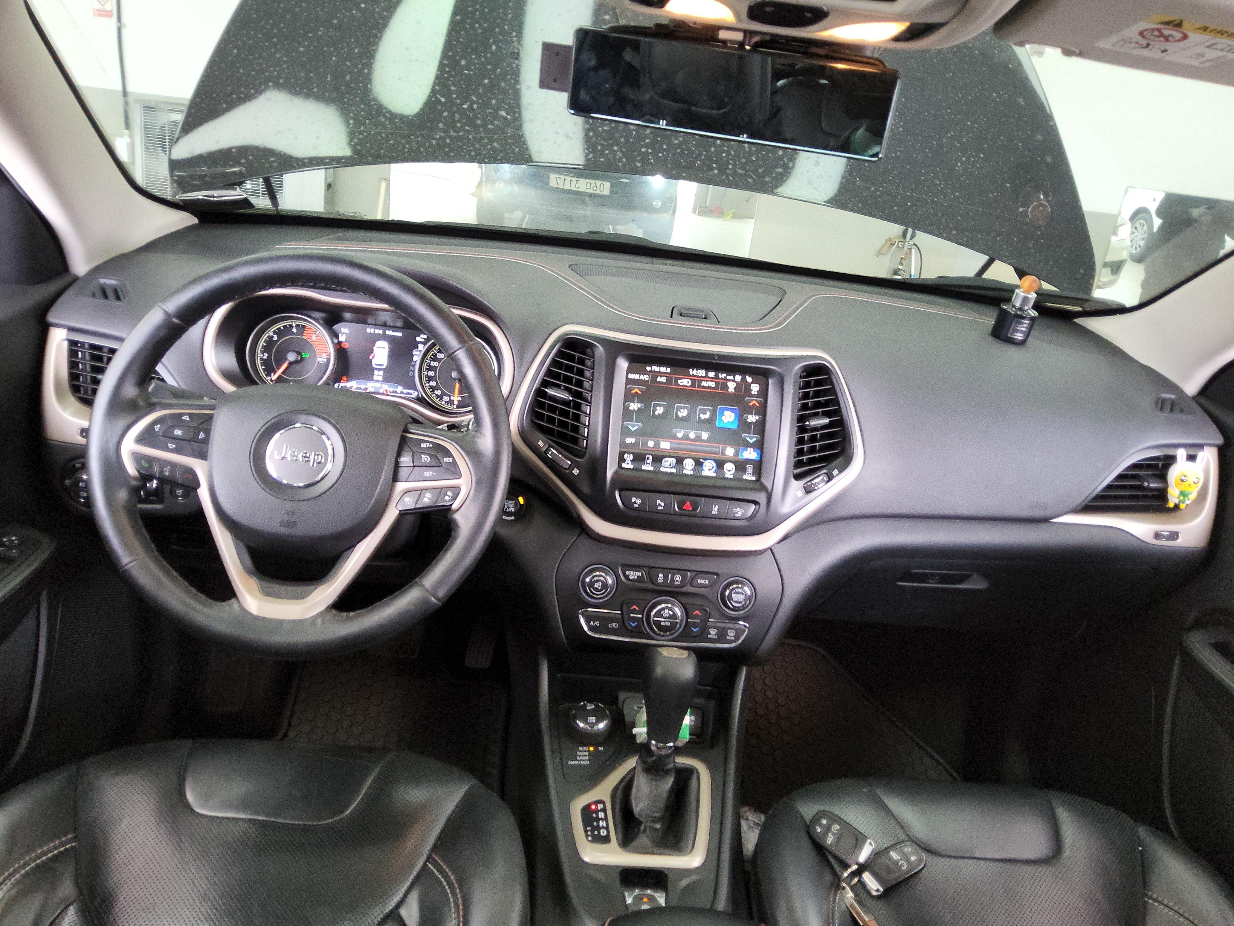 Jeep Cherokee - 11