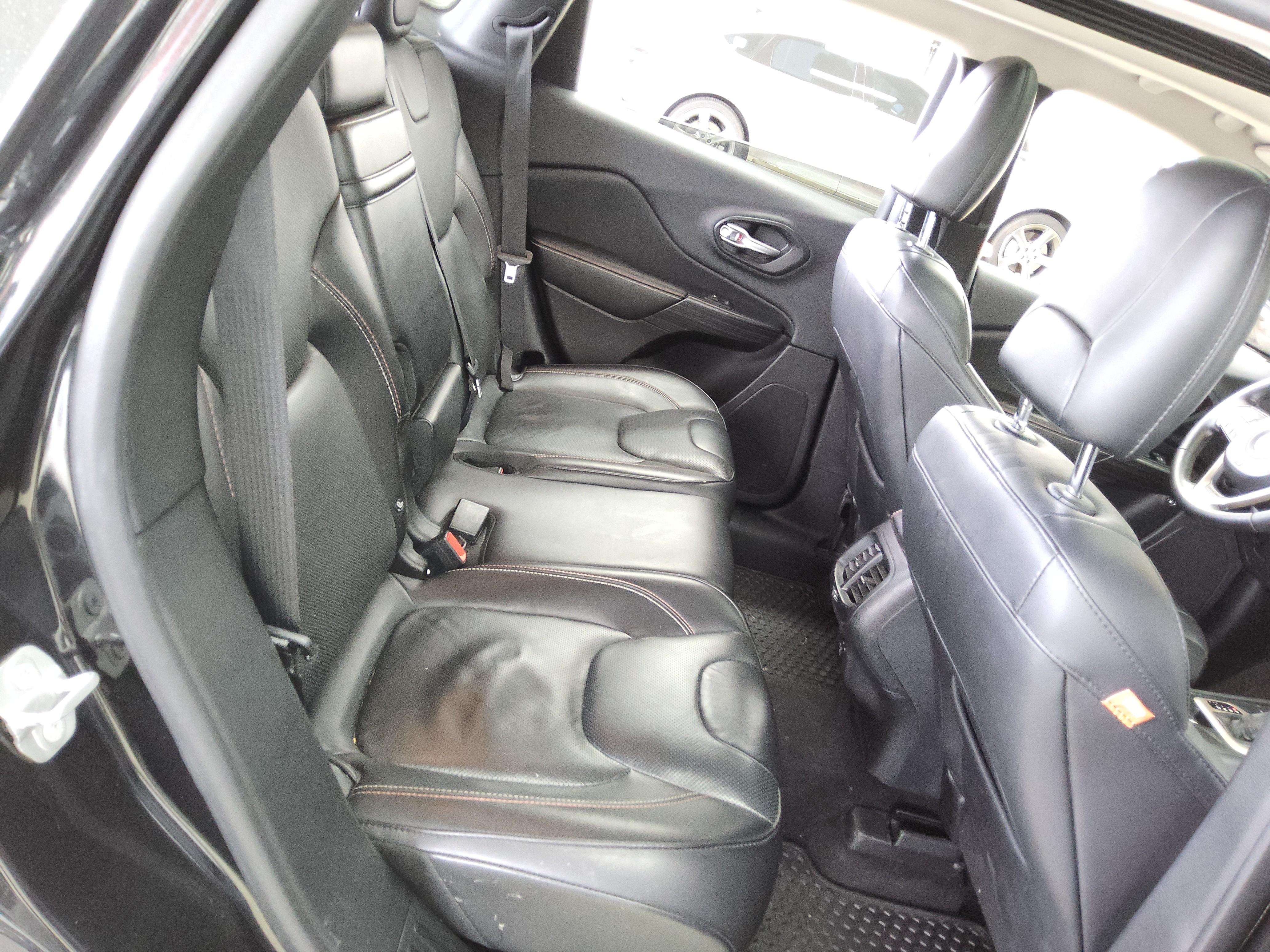Jeep Cherokee - 13