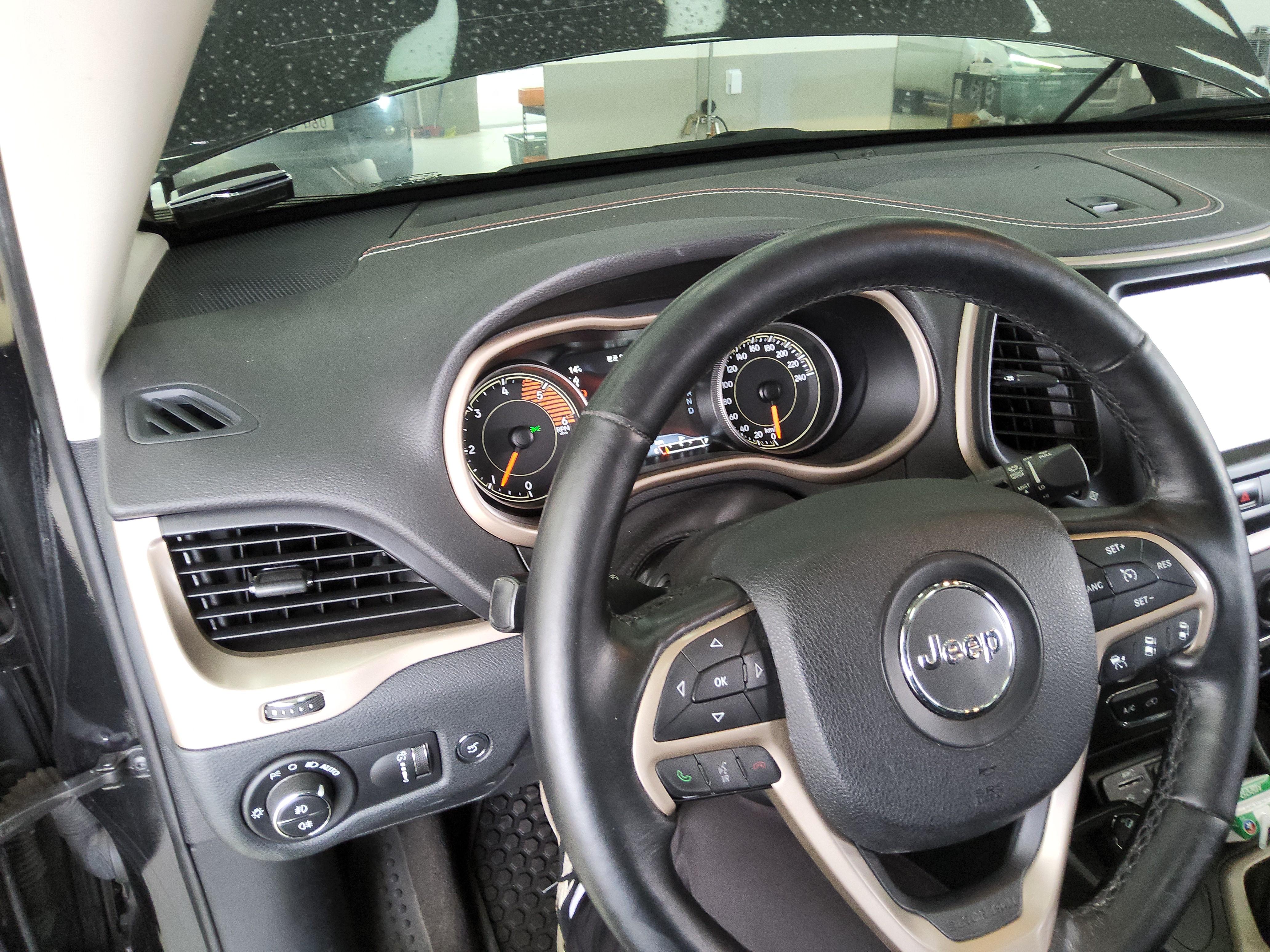 Jeep Cherokee - 17
