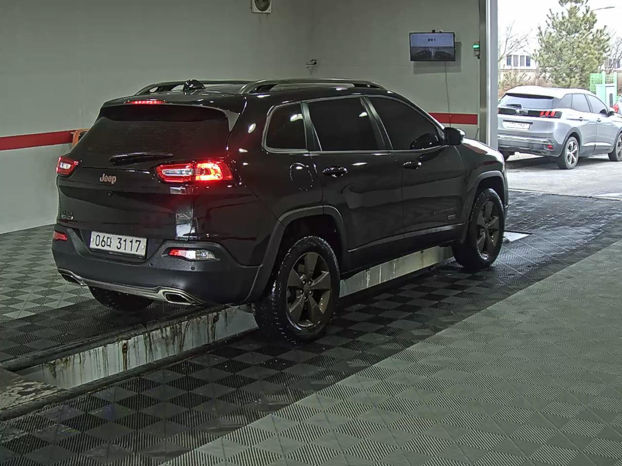 Jeep Cherokee - 4