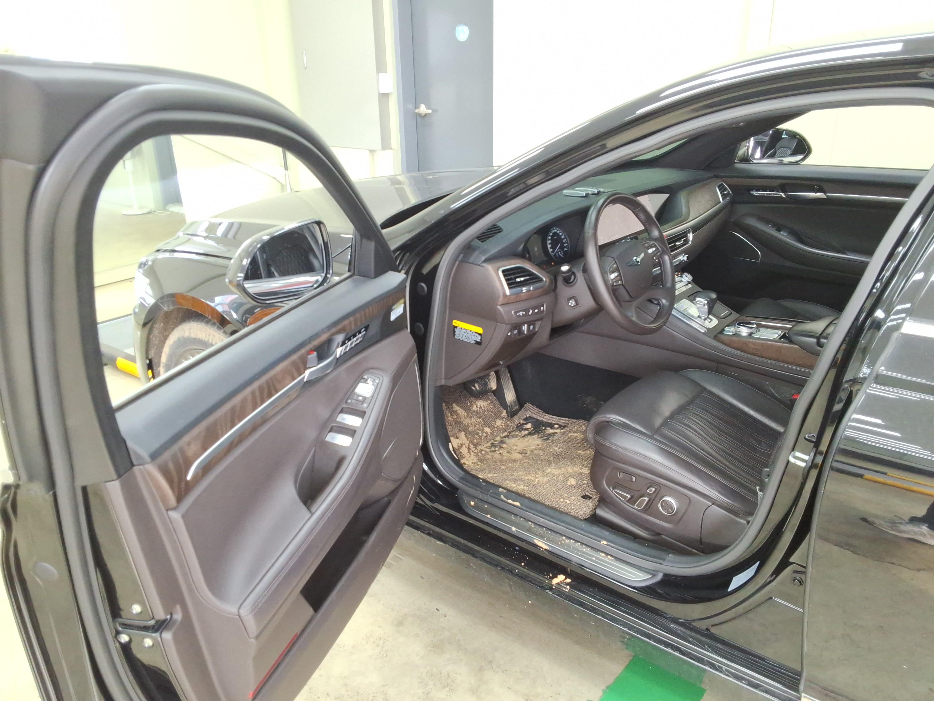 Genesis G90 - 9