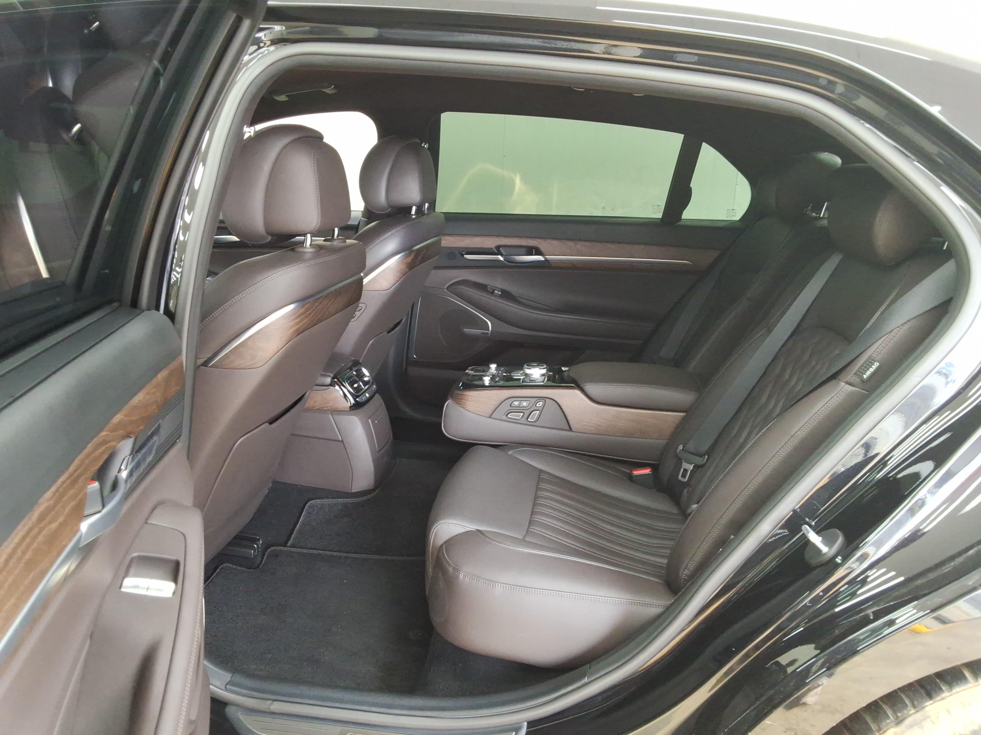 Genesis G90 - 11