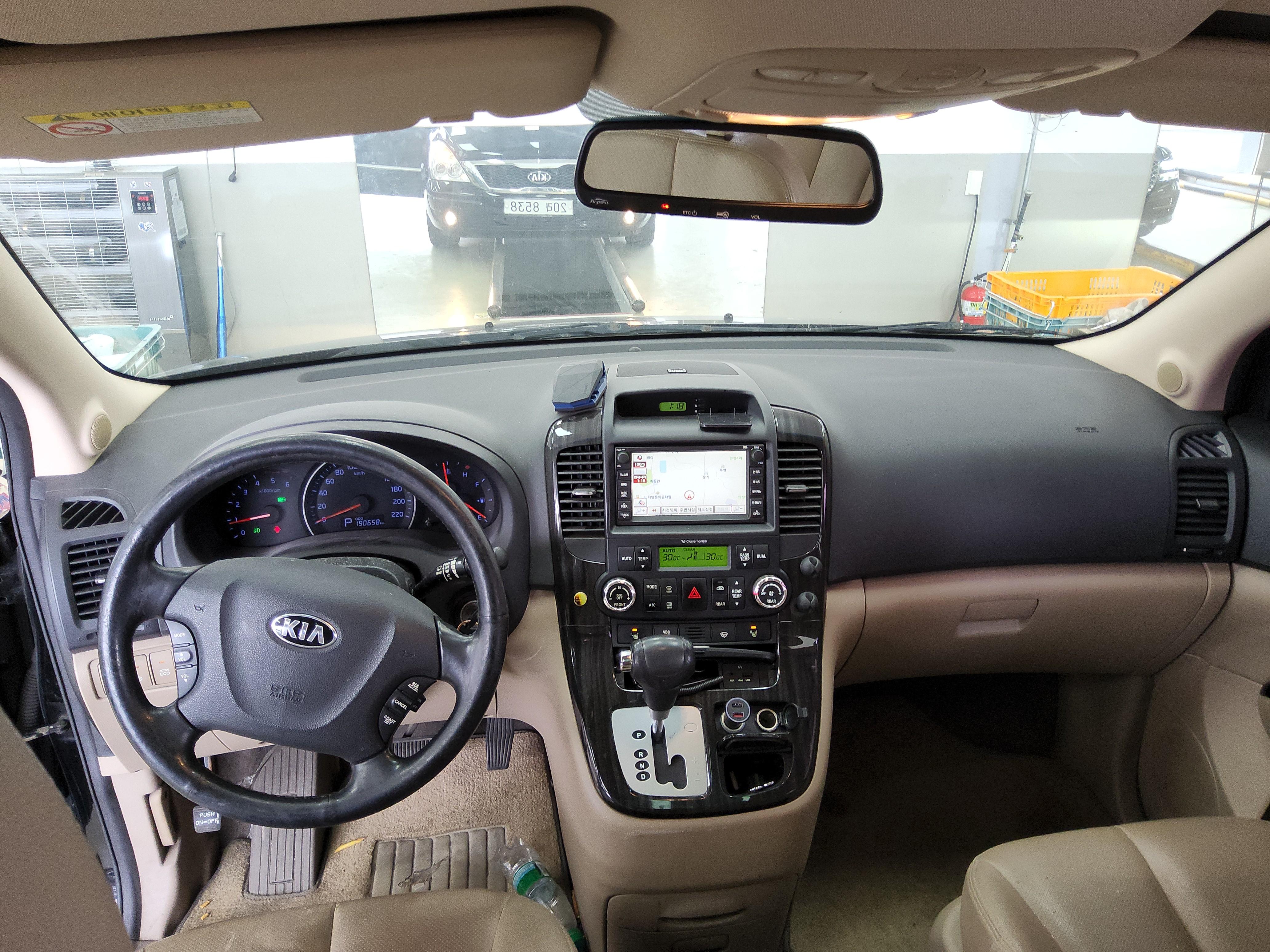 Kia Carnival 2014 - Image 10