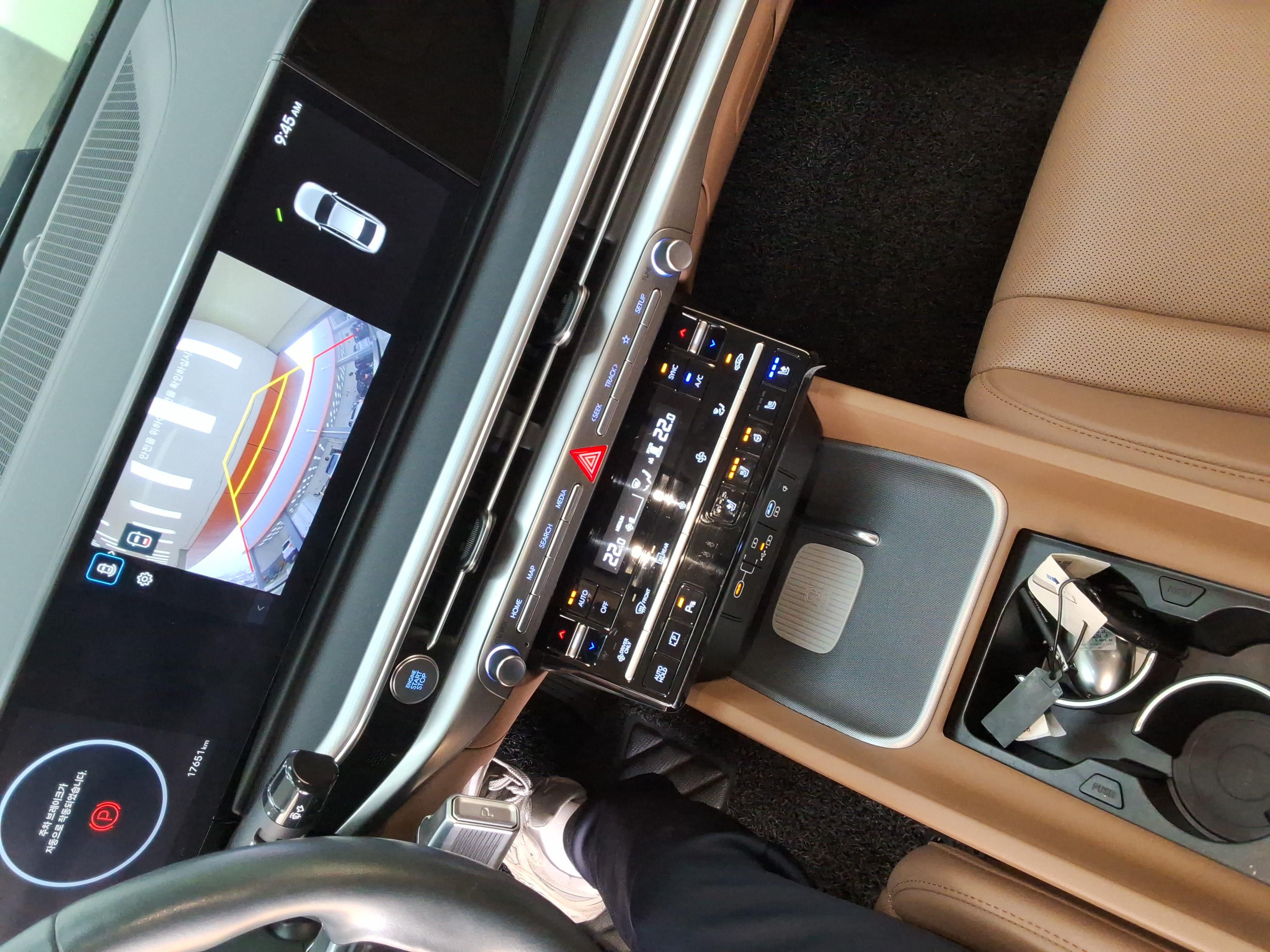 Hyundai AZERA 2024 - Image 17