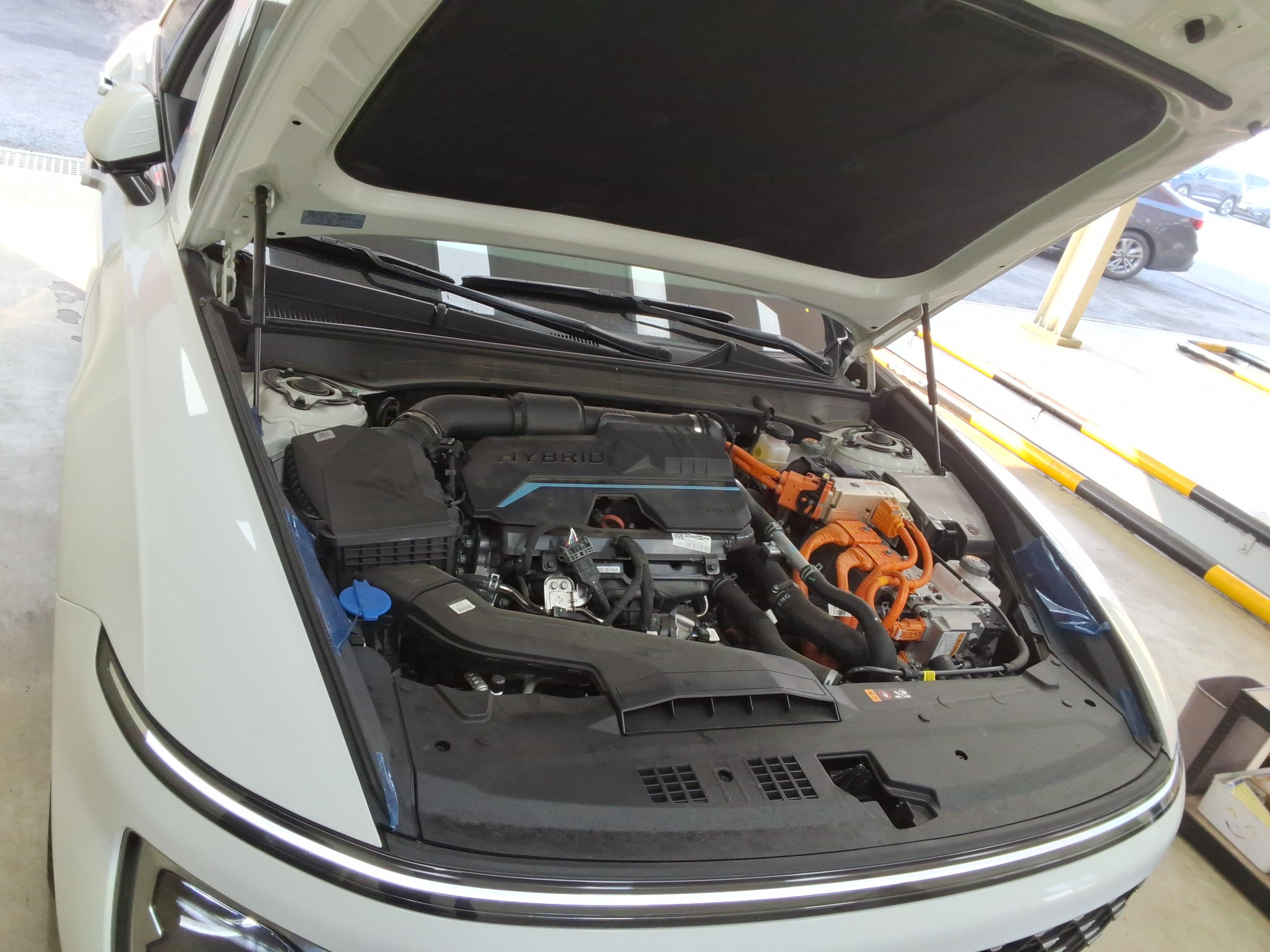 Hyundai AZERA 2024 - Image 19