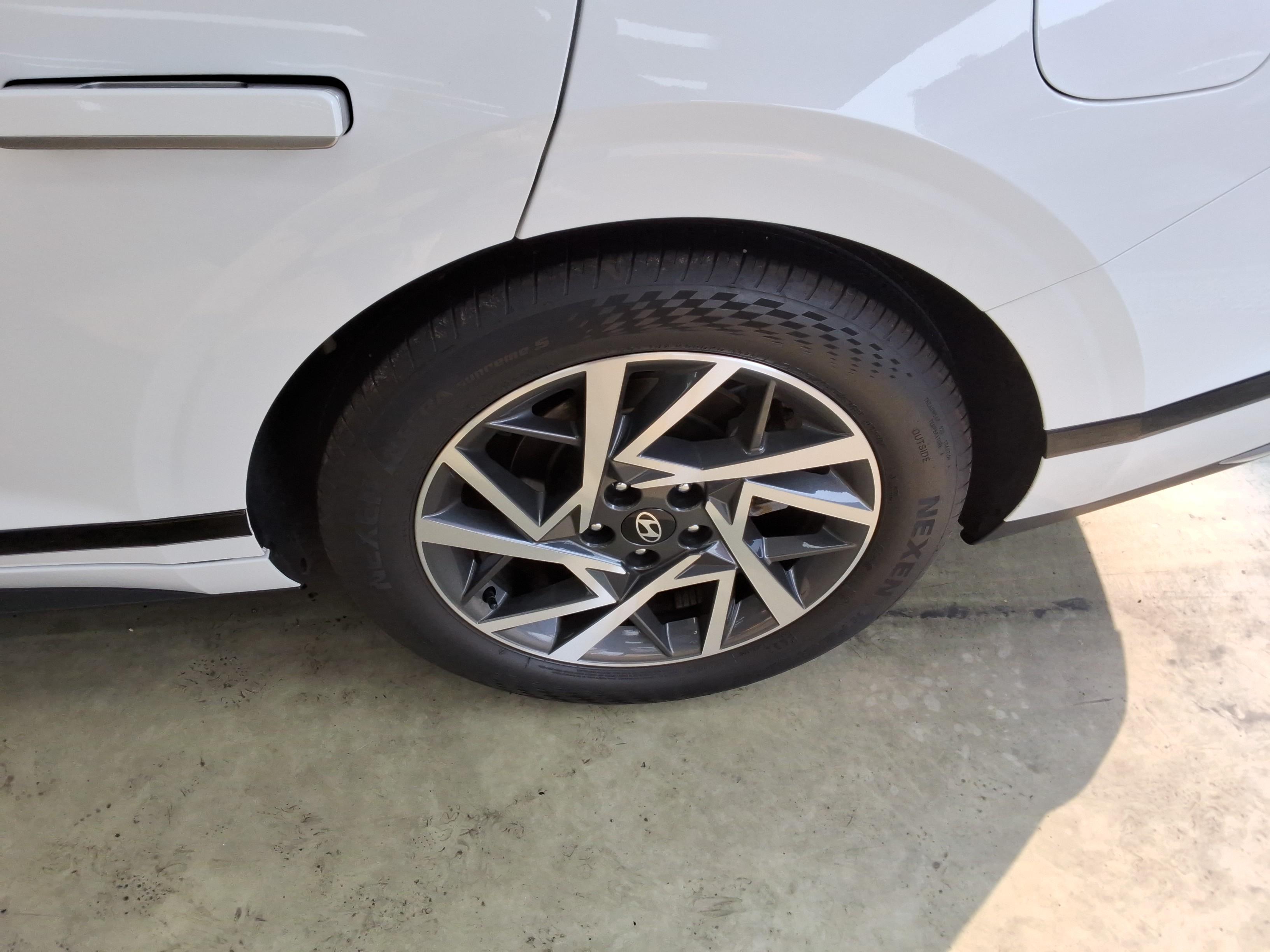 Hyundai AZERA 2024 - Image 21