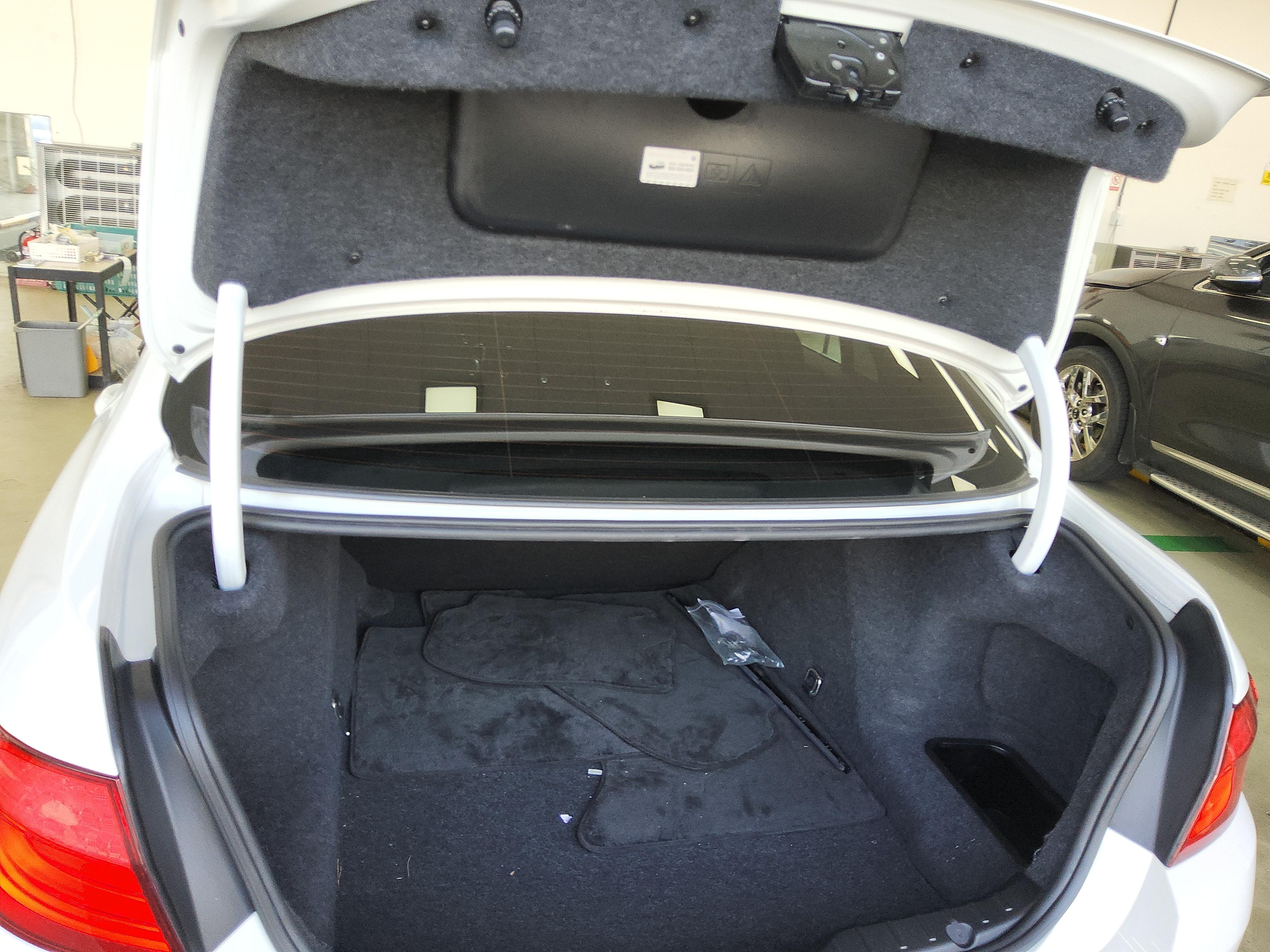 BMW 5 Series 2011 - Image 12