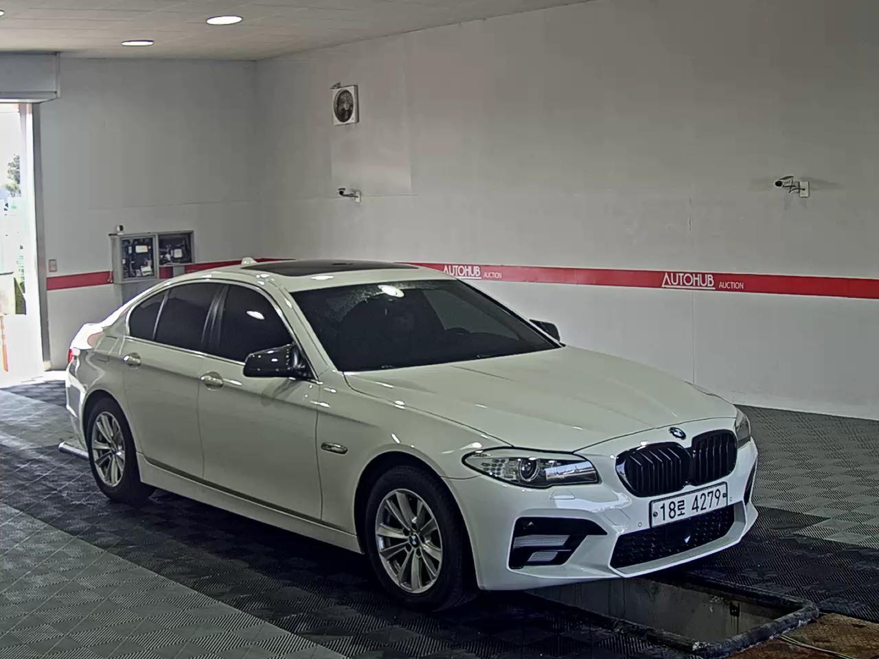 BMW 5 Series 2011 - Image 2