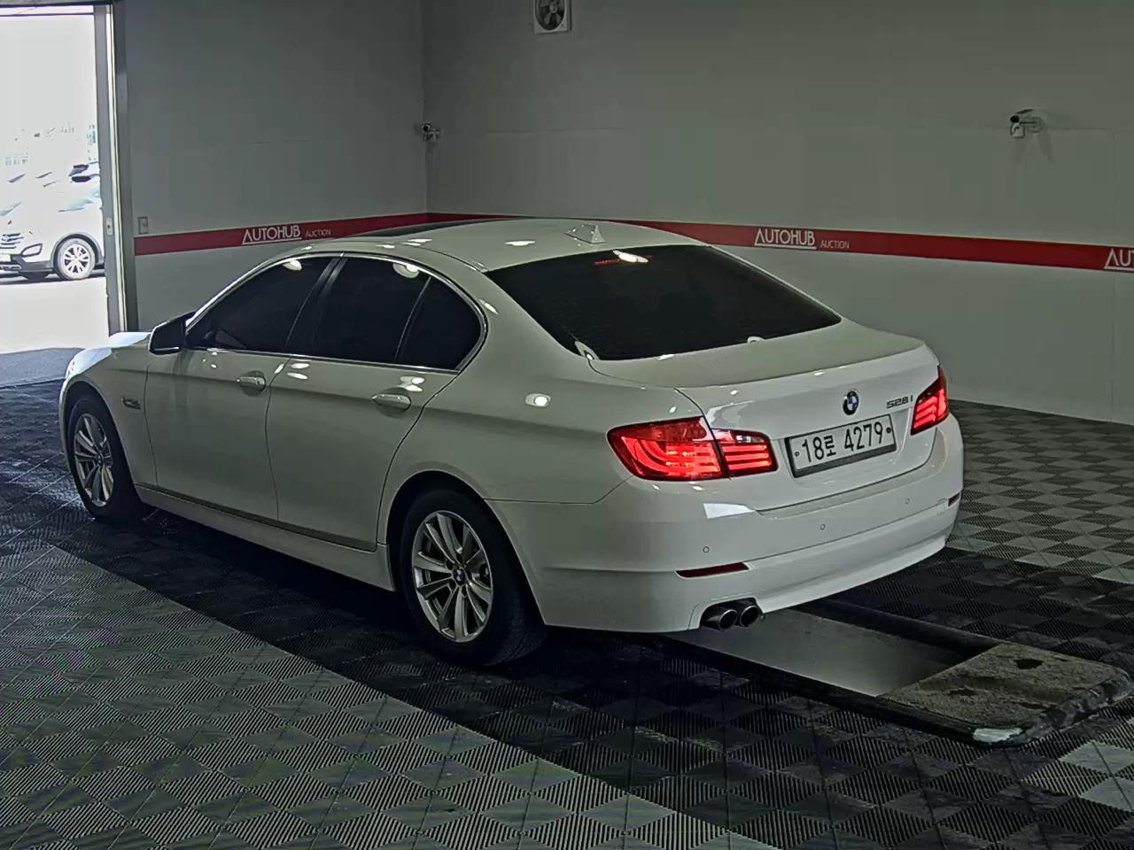 BMW 5 Series 2011 - Image 5