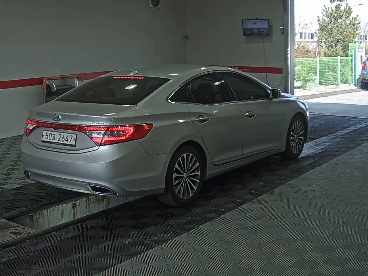Hyundai Grandeur 2011 - Image 4